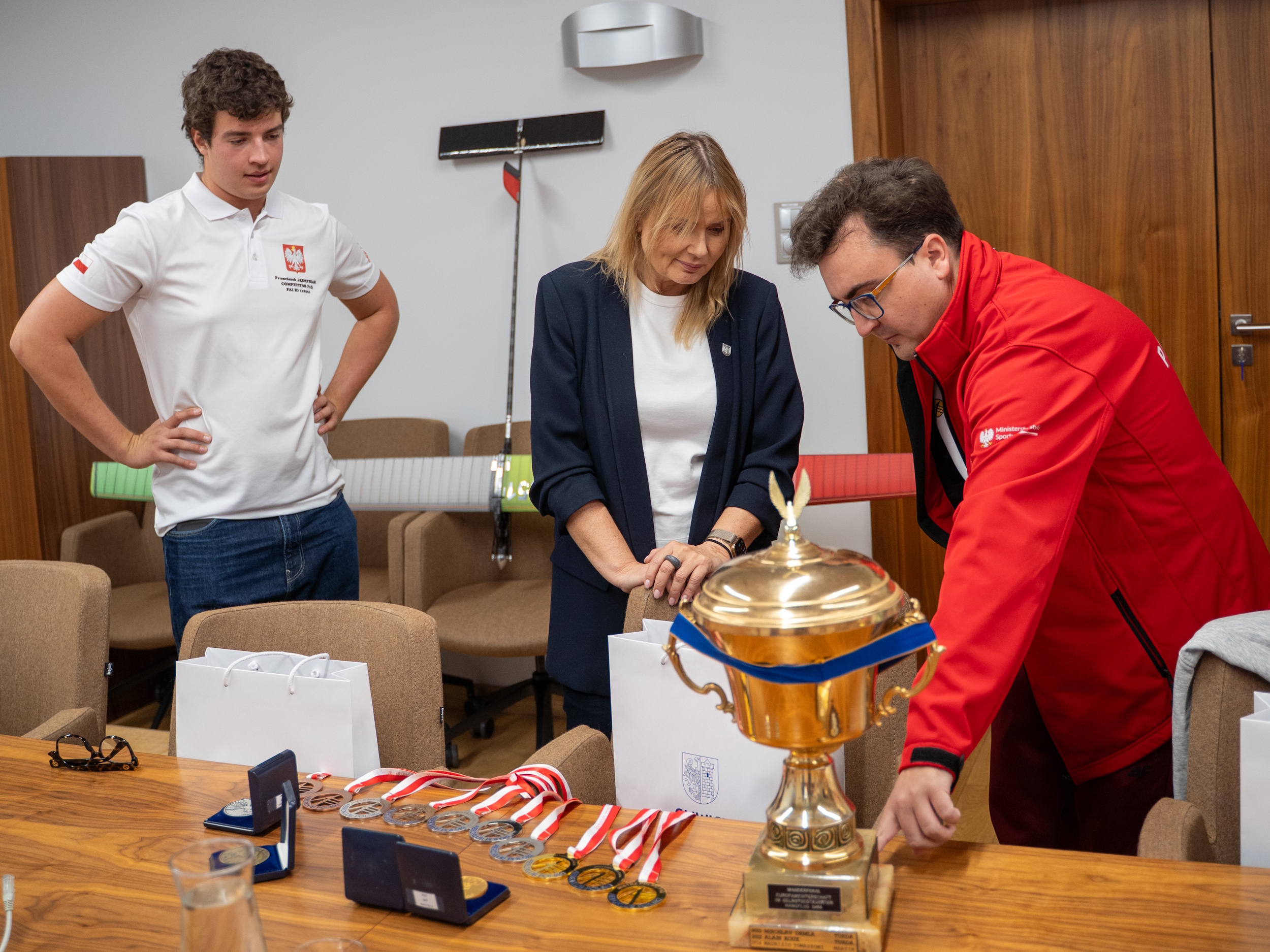 Prezydent Gliwic oglądająca trofea modelarzy