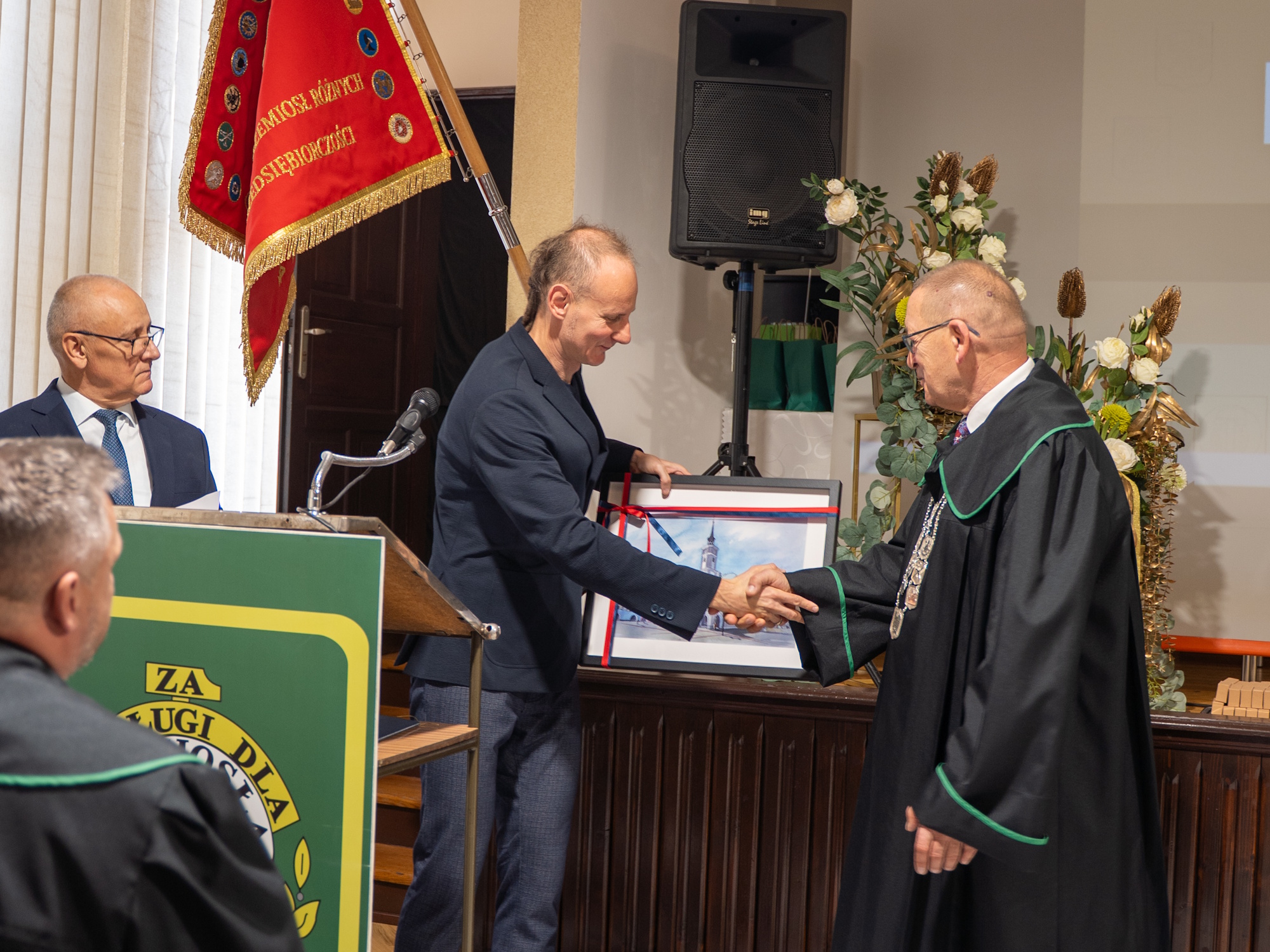 prezydent Gorczyński przekazuje obraz