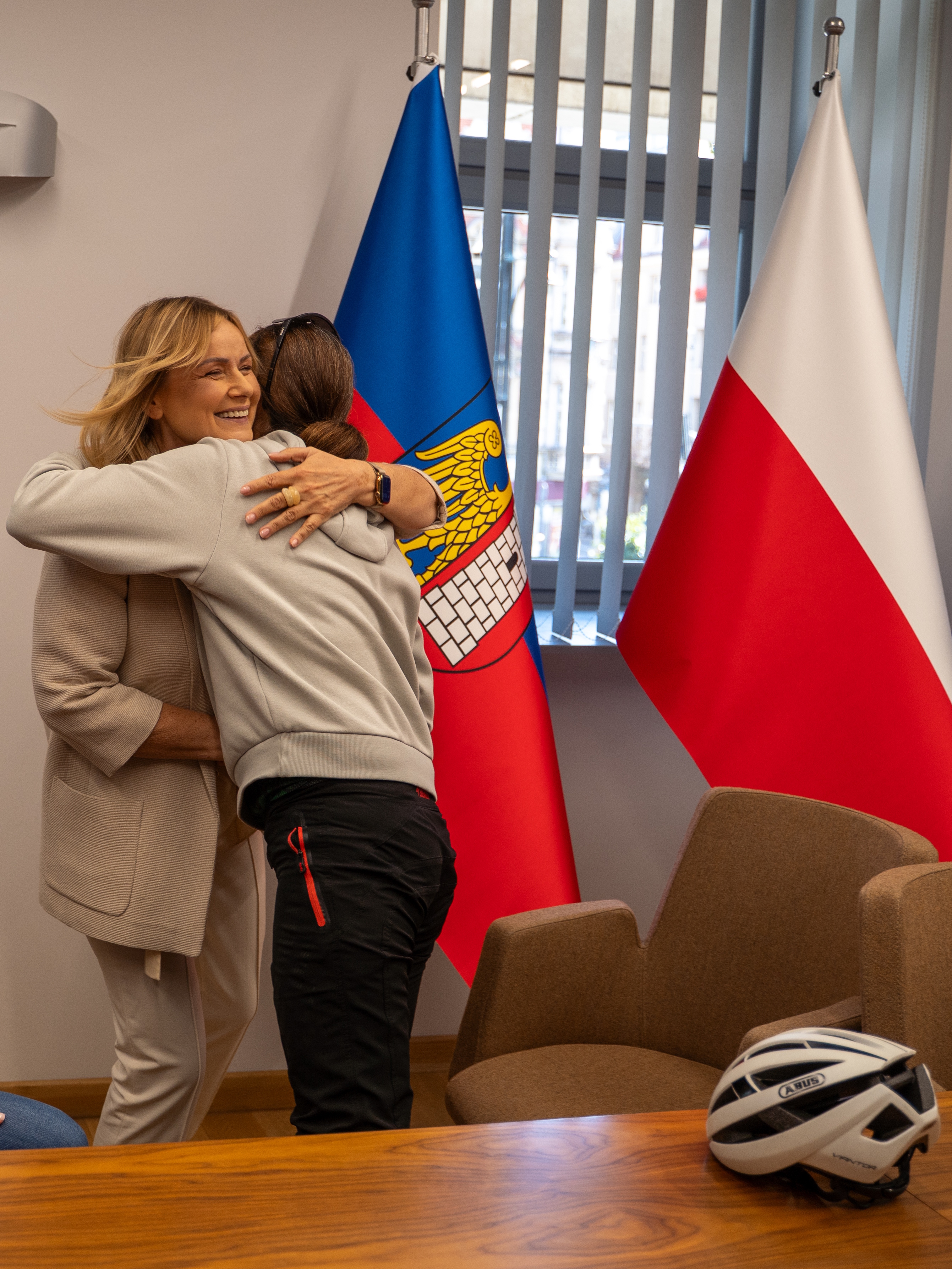 Prezydent Gliwic obejmująca Annę Guzek