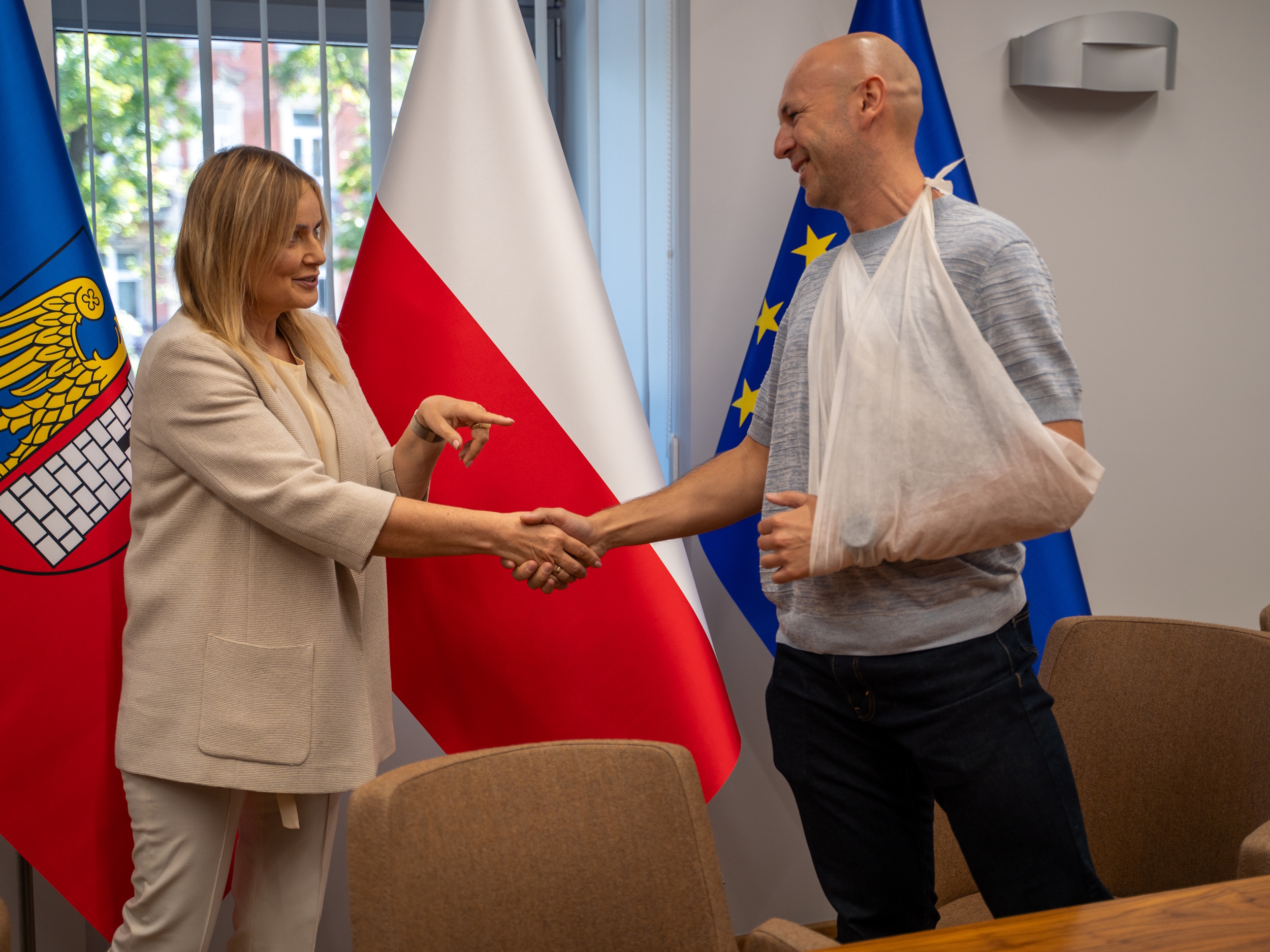 Prezydent Gliwic rozmawiająca z rowerzystą