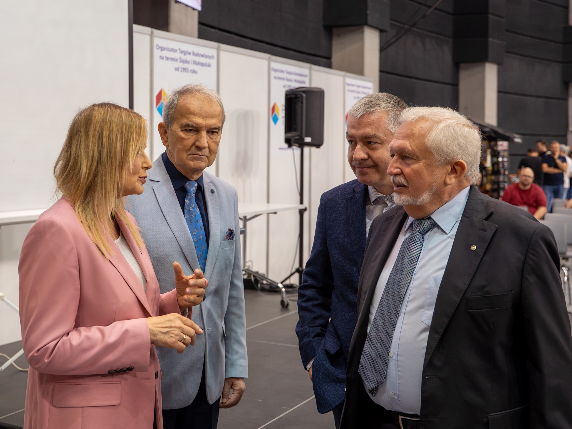 prezydent Gliwic rozmawia z trzema mężczyznami
