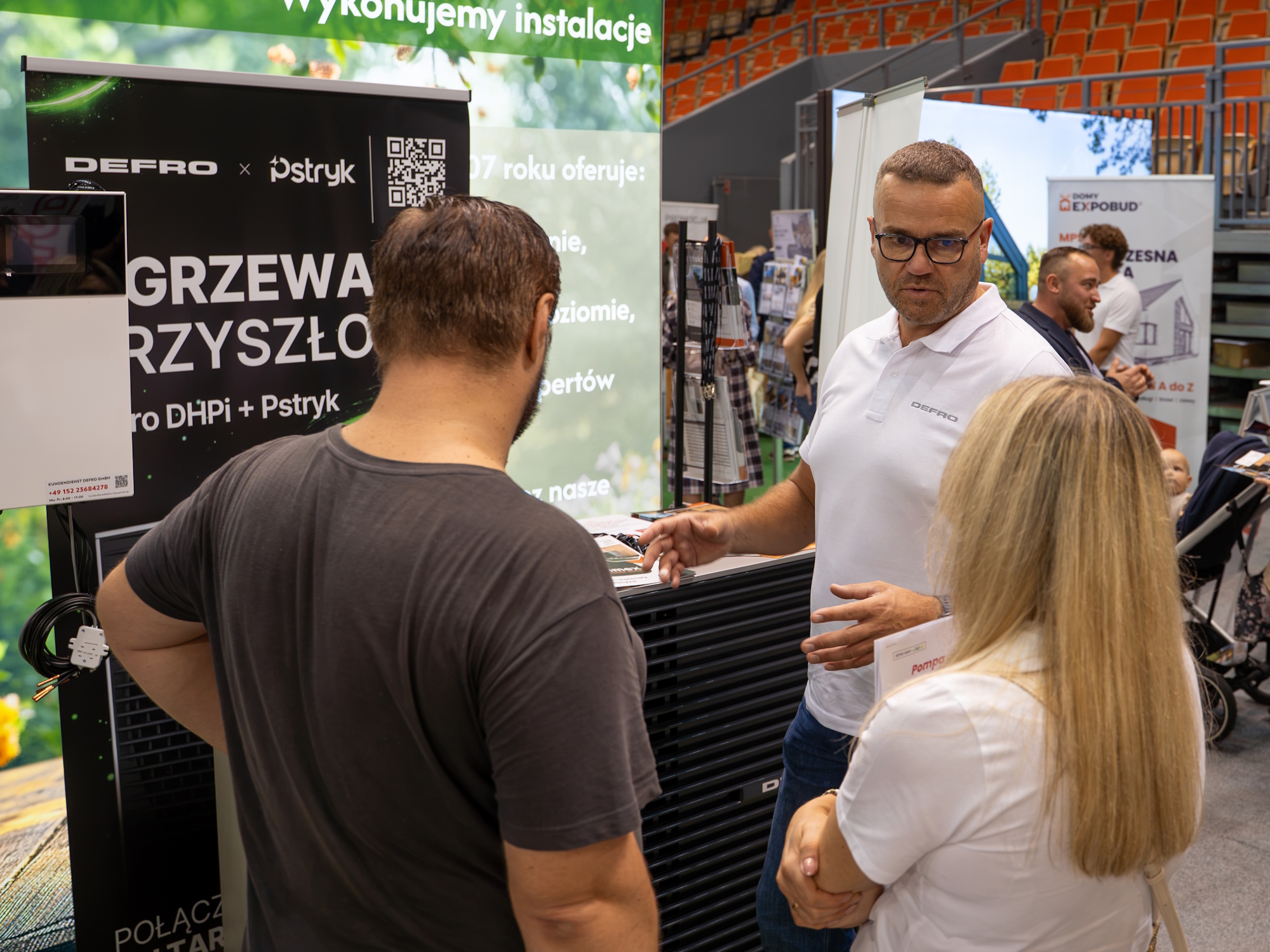 troje ludzi na targach