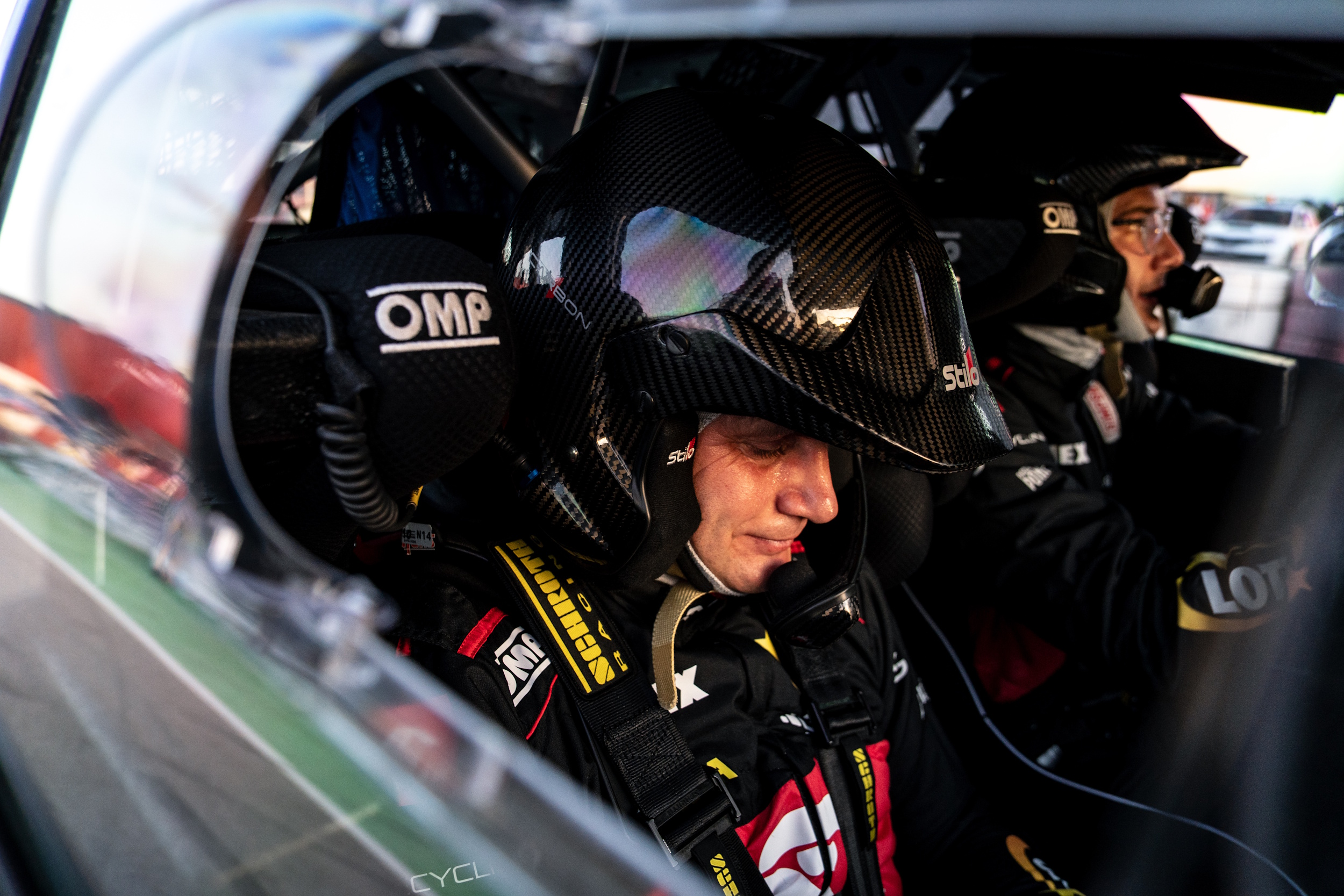 Zespół Polaków w wyścigówce