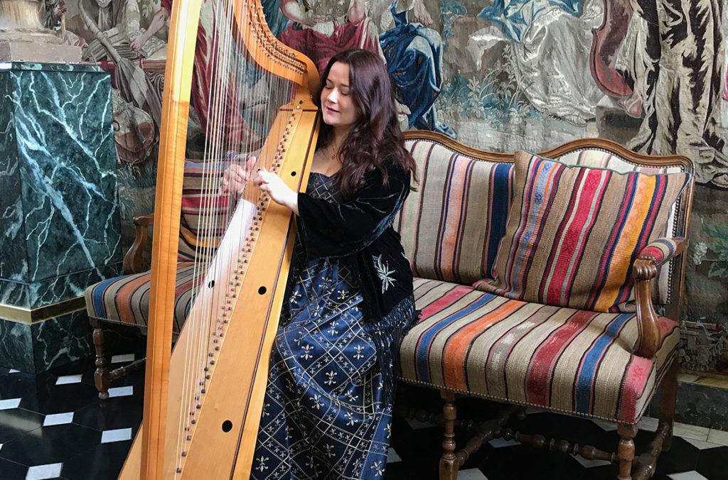 kobieta z harfą
