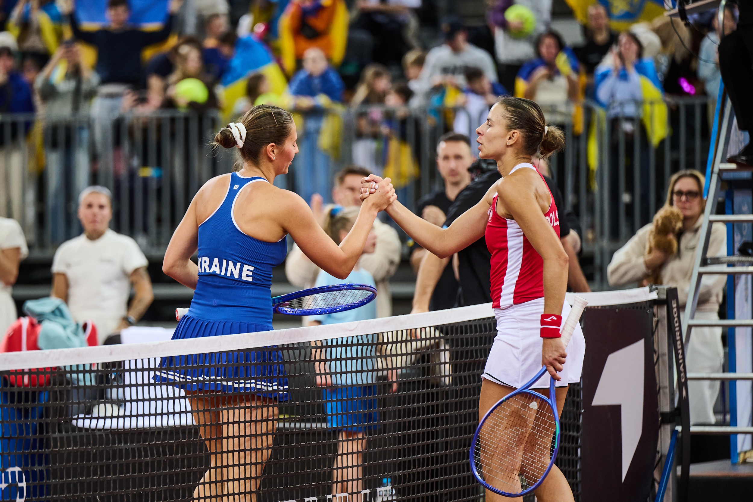 Polka i Ukrainka podające sobie dłoń nad siatką