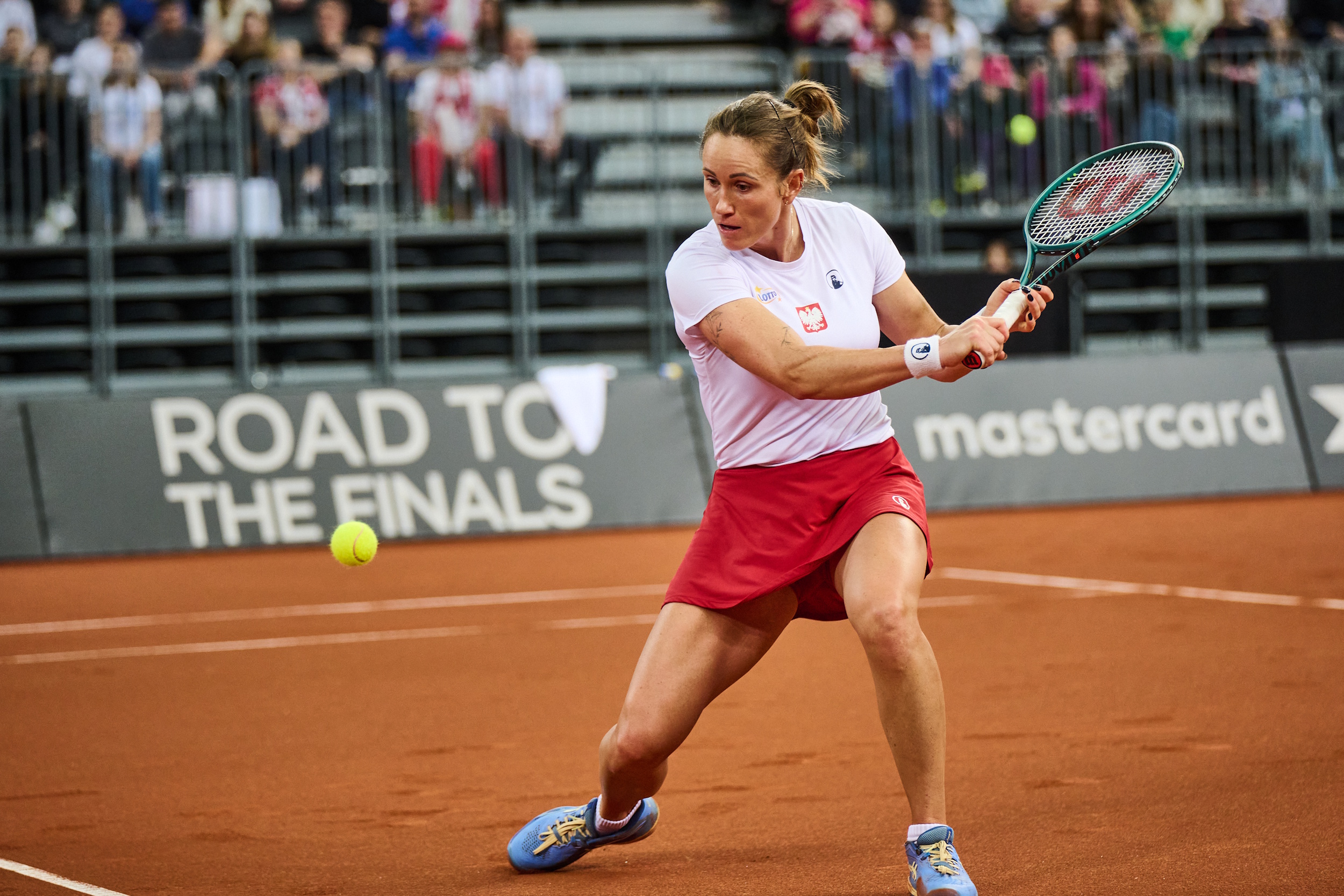 Katarzyna Kawa uderzająca piłkę