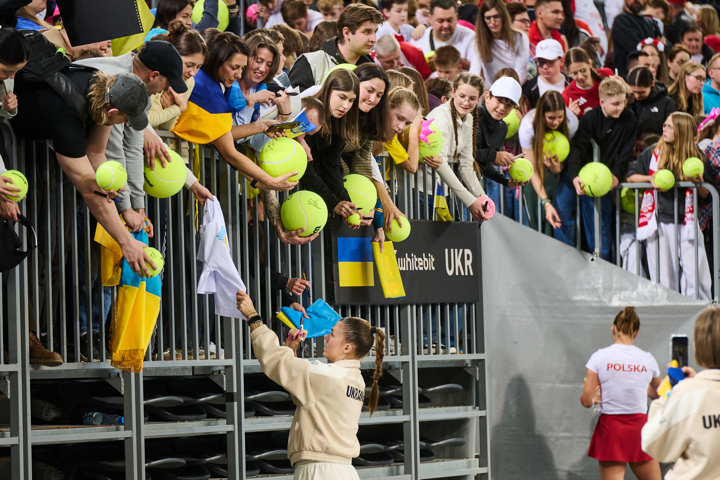 Ukraińscy kibice proszący zawodniczki o autografy
