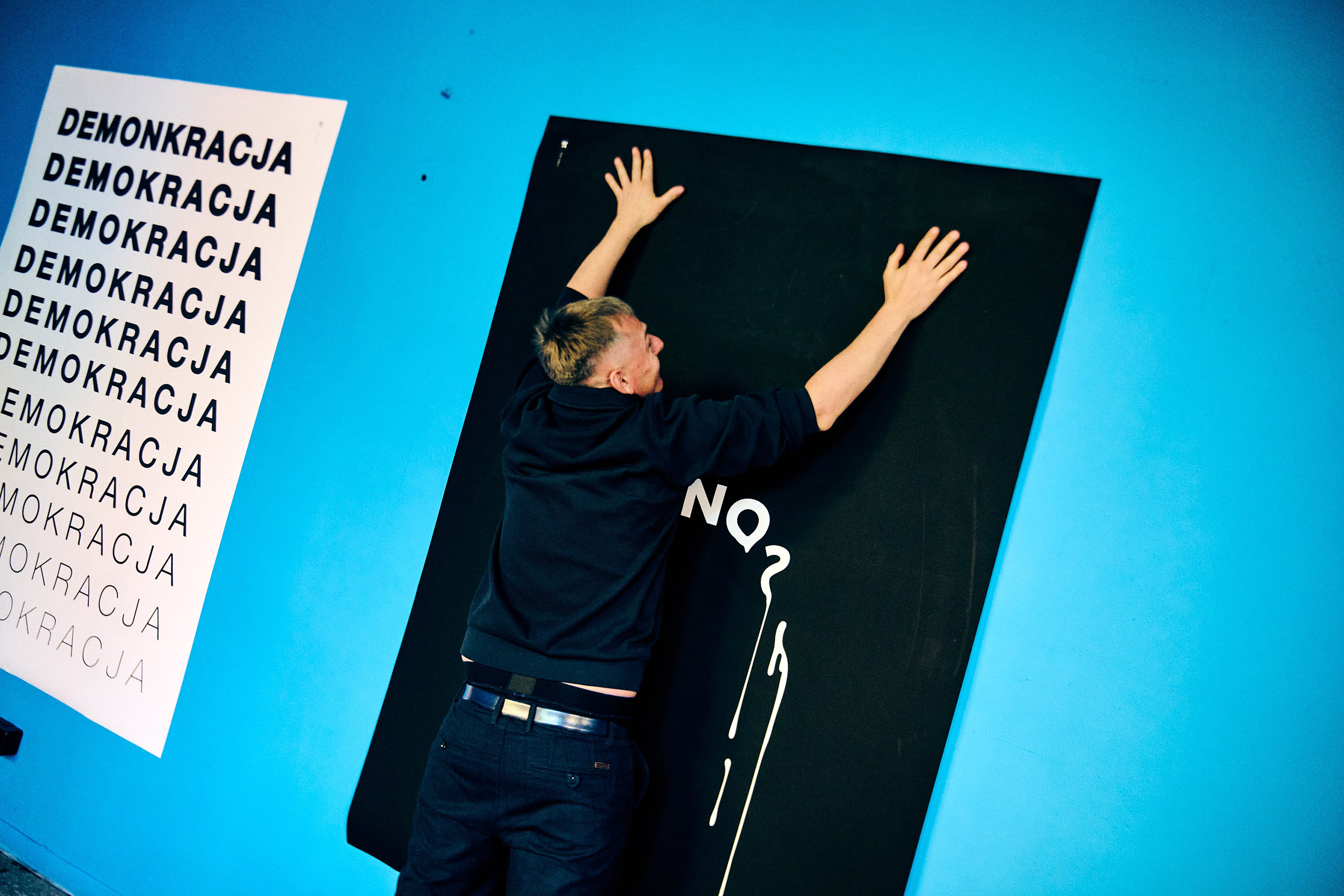 Warsztaty z okazji Majówki w Gliwicach. Mężczyzna z plakatem