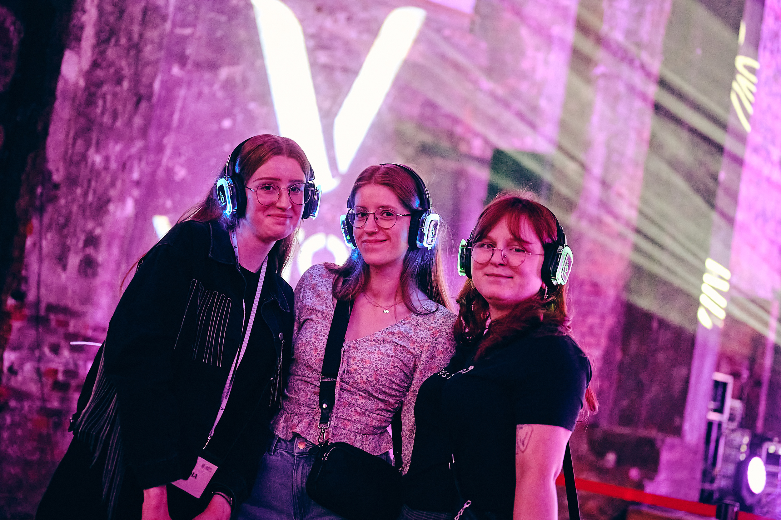 Znajome w słuchawkach podczas Silent Disco z okazji Majówki w Gliwicach