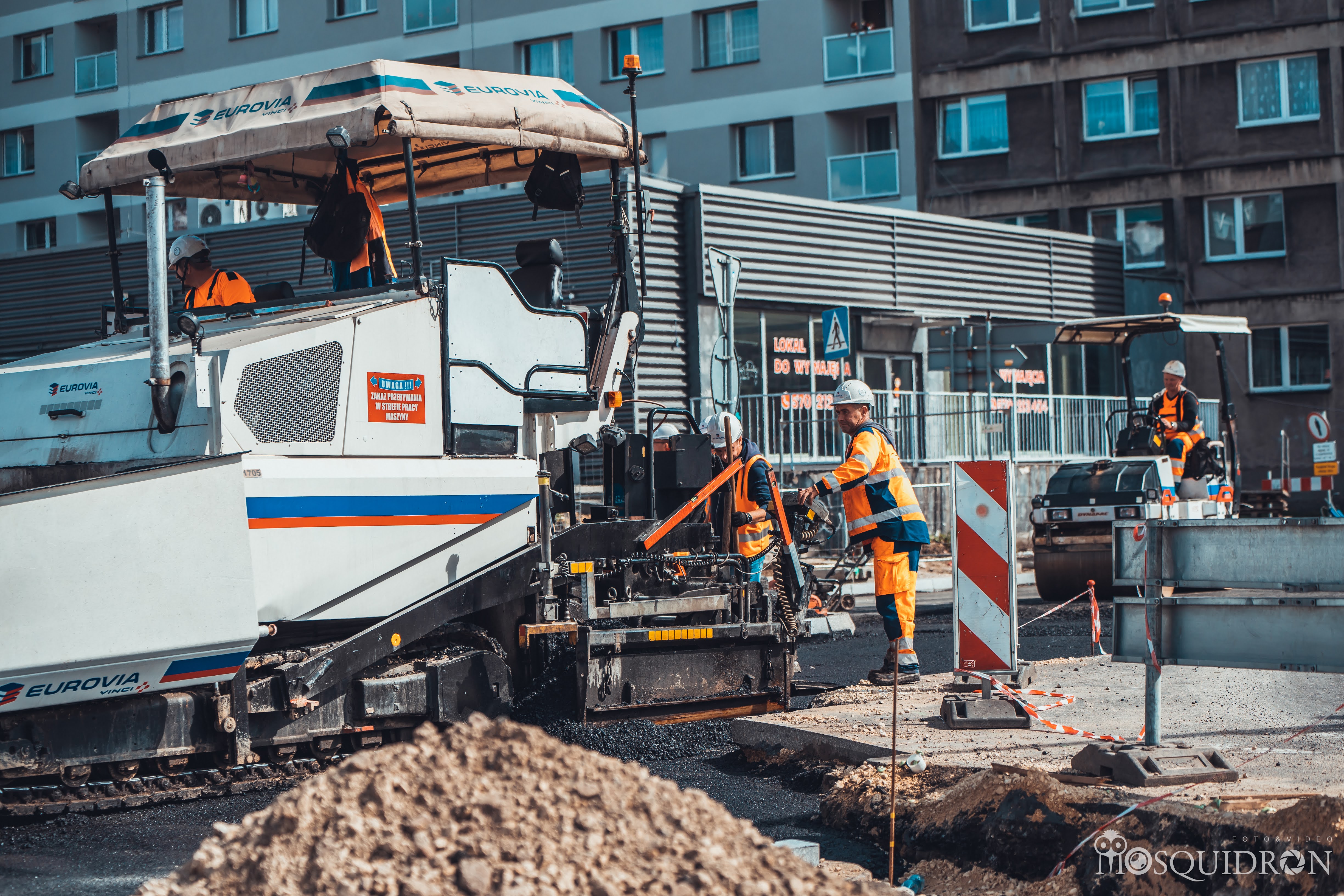 Po najbardziej czasochłonnym etapie prac „w ziemi”, przebudowa układu drogowego w rejonie placu Piastów nabrała dynamiki