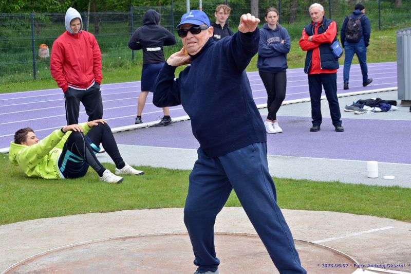 Czesław Pluszczewski – medalista mistrzostw świata, w trakcie bicia rekordu w pchnięciu kulą w kategorii wiekowej 90+