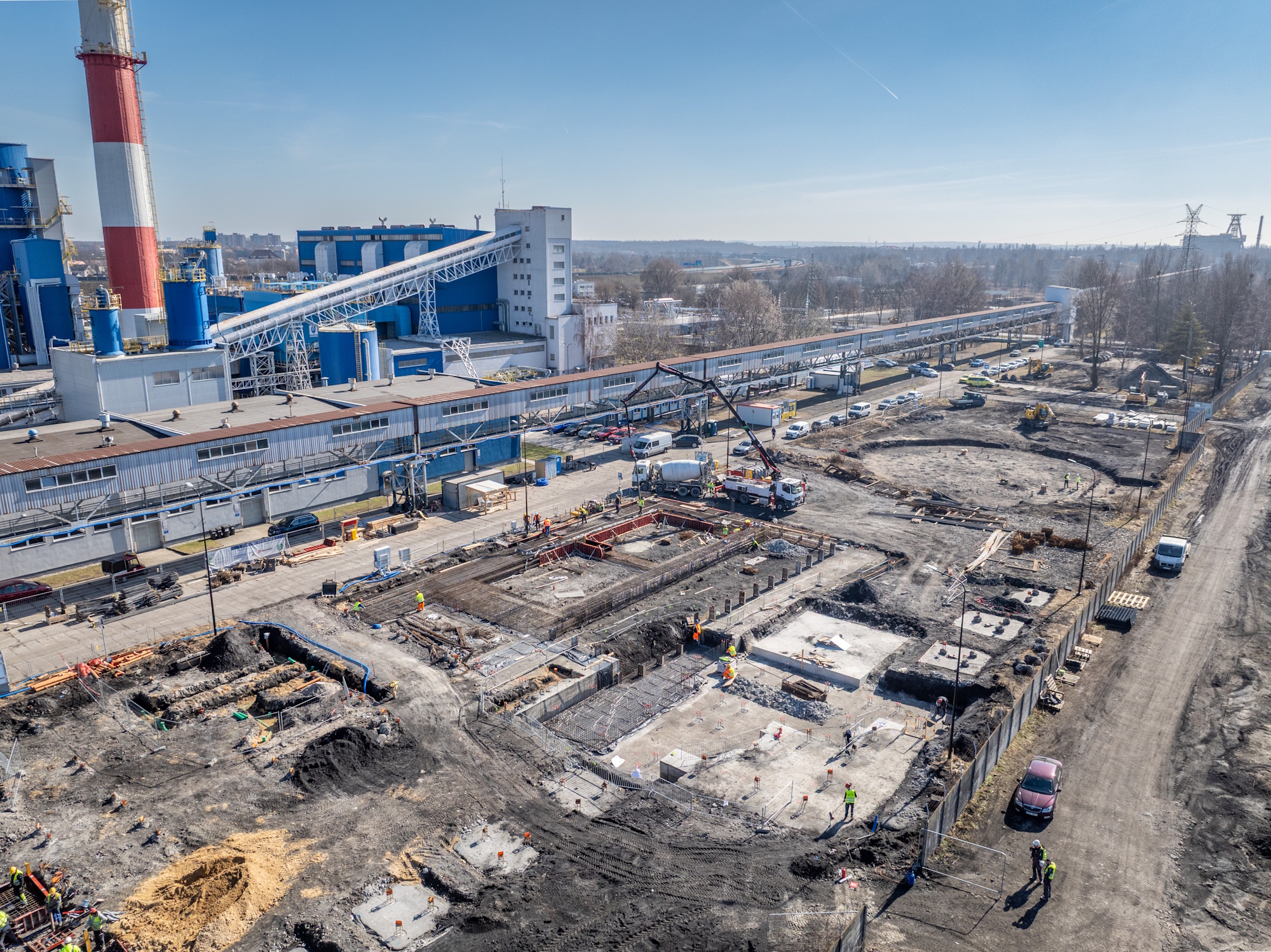 widok na farmę solarną i plac budowy przy gliwickiej ciepłowni pod Park Zielonej Energii