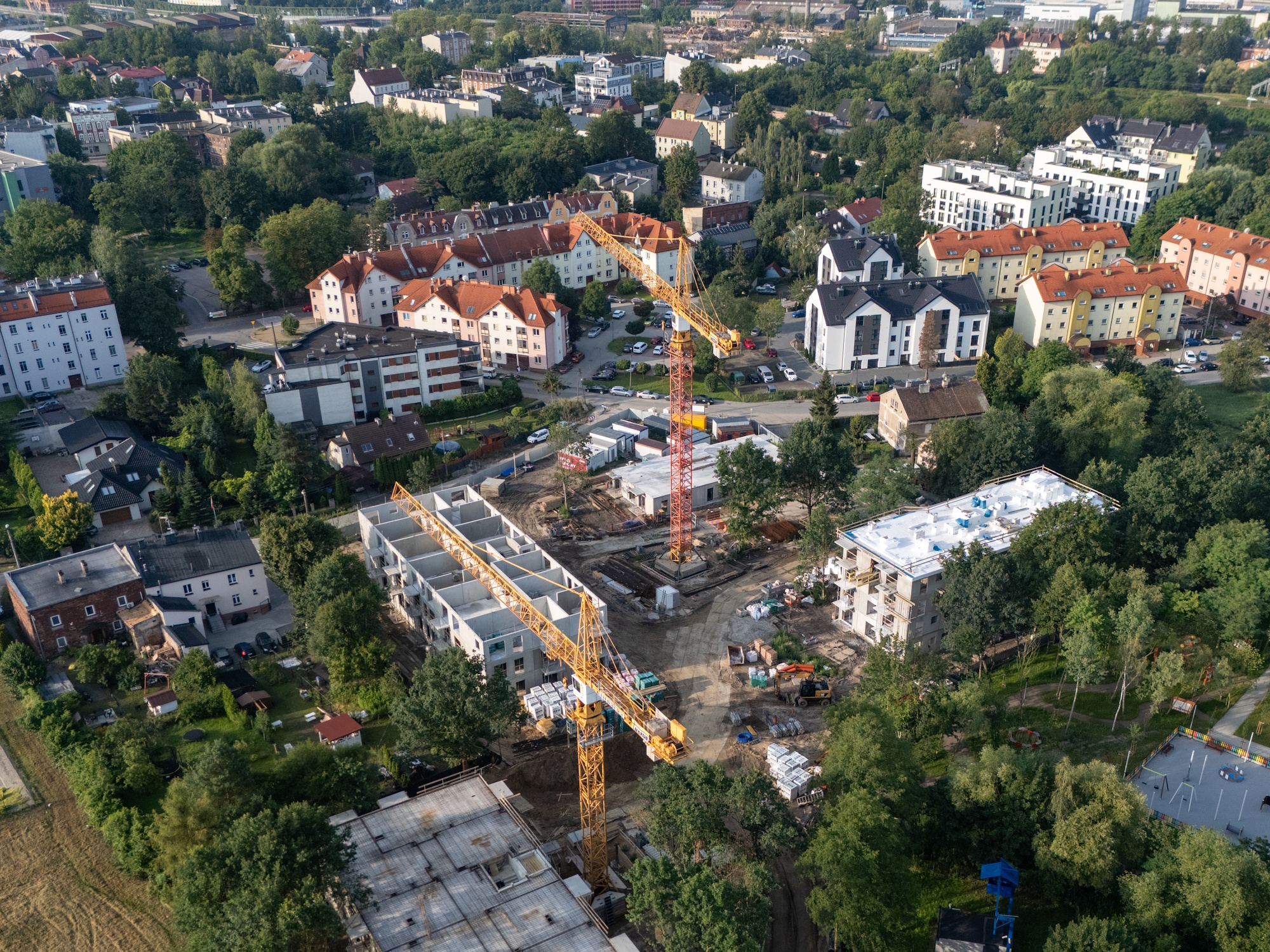 Cztery budynki mieszkalne, 112 nowych mieszkań, lokale usługowe, garaże podziemne, tereny rekreacyjne i rozwiązania energooszczędne – przy ulicach Dworskiej i Wiertniczej trwa realizacja jednej z ważniejszych inwestycji mieszkaniowych w Gliwicach