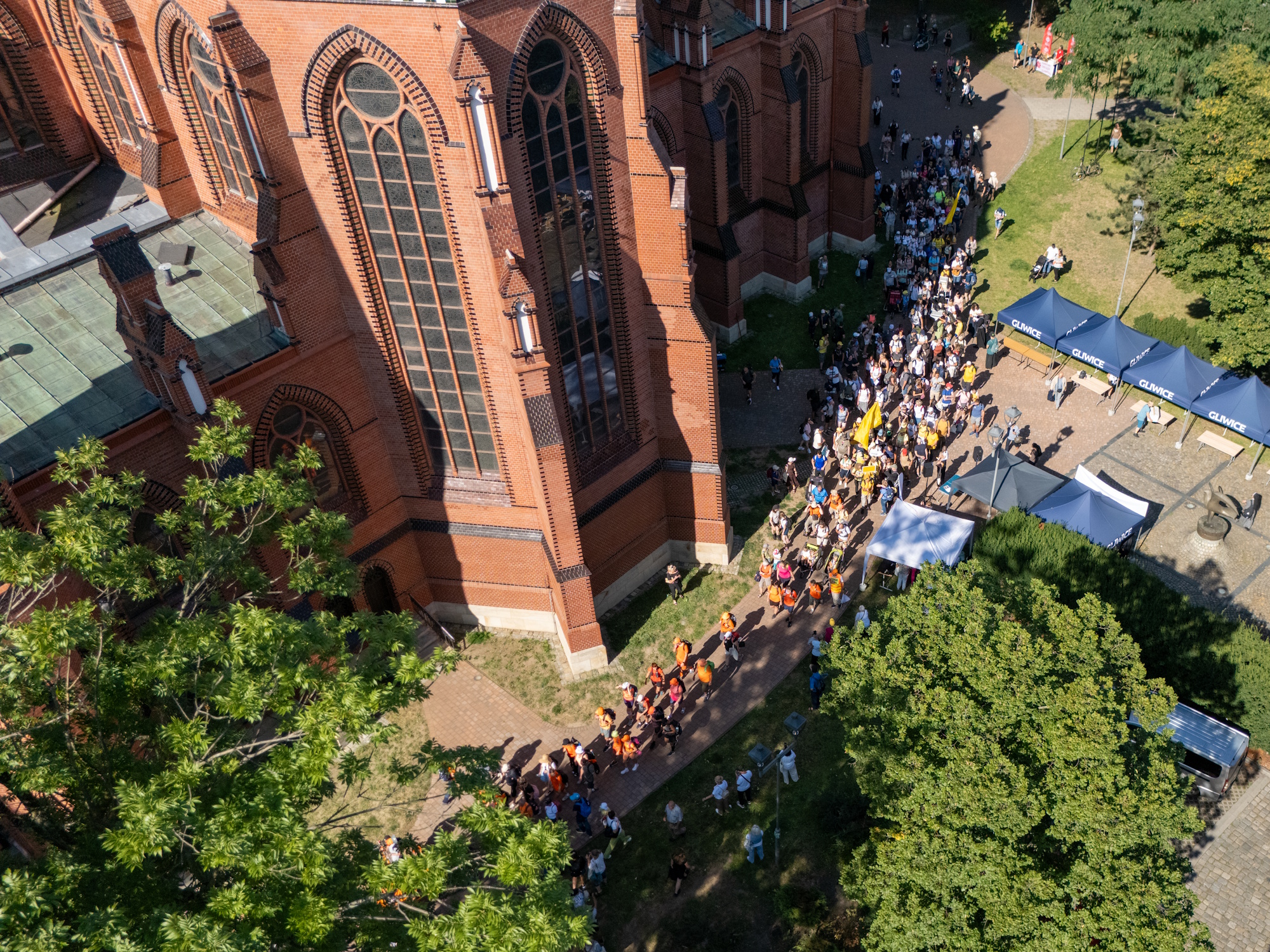 pielgrzymka przy kościele, ujęcie z góry
