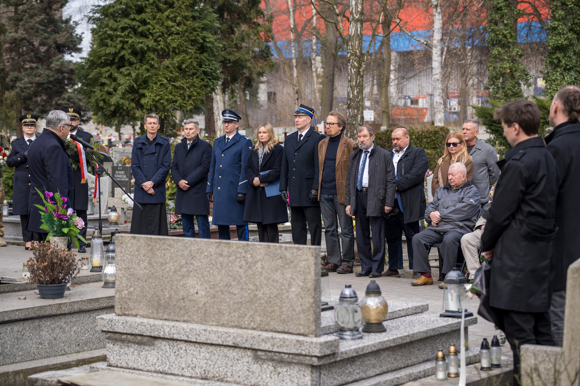 W Narodowy Dzień Pamięci Polaków ratujących Żydów pod okupacją niemiecką na cmentarzach Lipowym i Centralnym oddano cichy, pełen szacunku hołd Annie i Stefanowi Wróblewskim oraz Magdalenie i Leopoldowi Sochom
