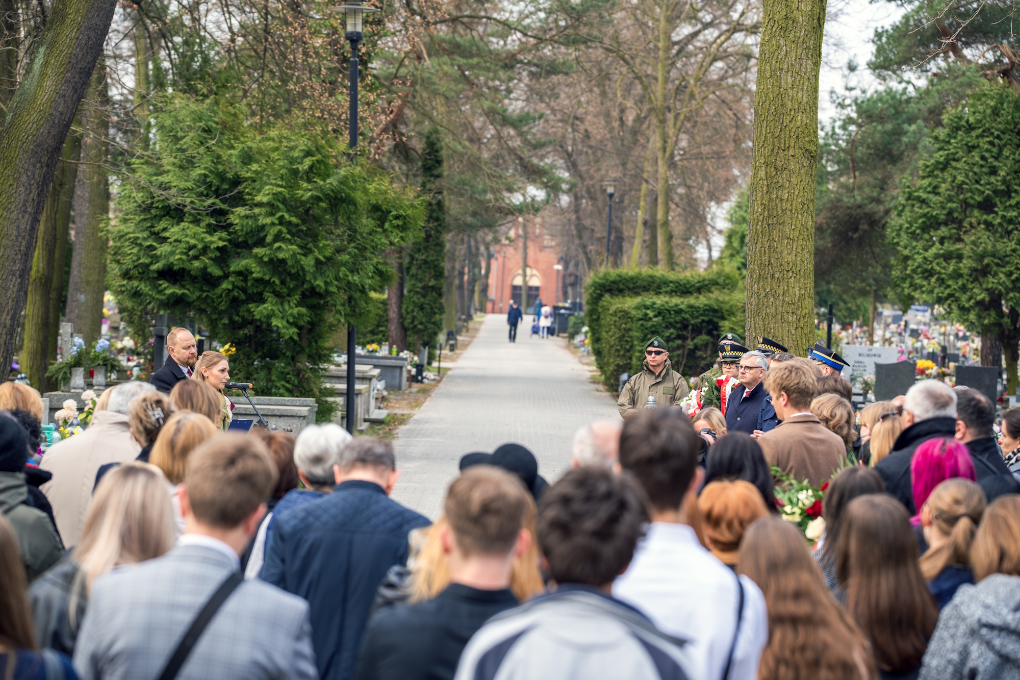 W Narodowy Dzień Pamięci Polaków ratujących Żydów pod okupacją niemiecką na cmentarzach Lipowym i Centralnym oddano cichy, pełen szacunku hołd Annie i Stefanowi Wróblewskim oraz Magdalenie i Leopoldowi Sochom