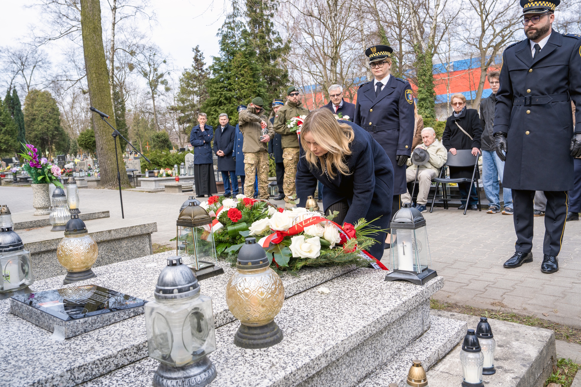 W Narodowy Dzień Pamięci Polaków ratujących Żydów pod okupacją niemiecką na cmentarzach Lipowym i Centralnym oddano cichy, pełen szacunku hołd Annie i Stefanowi Wróblewskim oraz Magdalenie i Leopoldowi Sochom