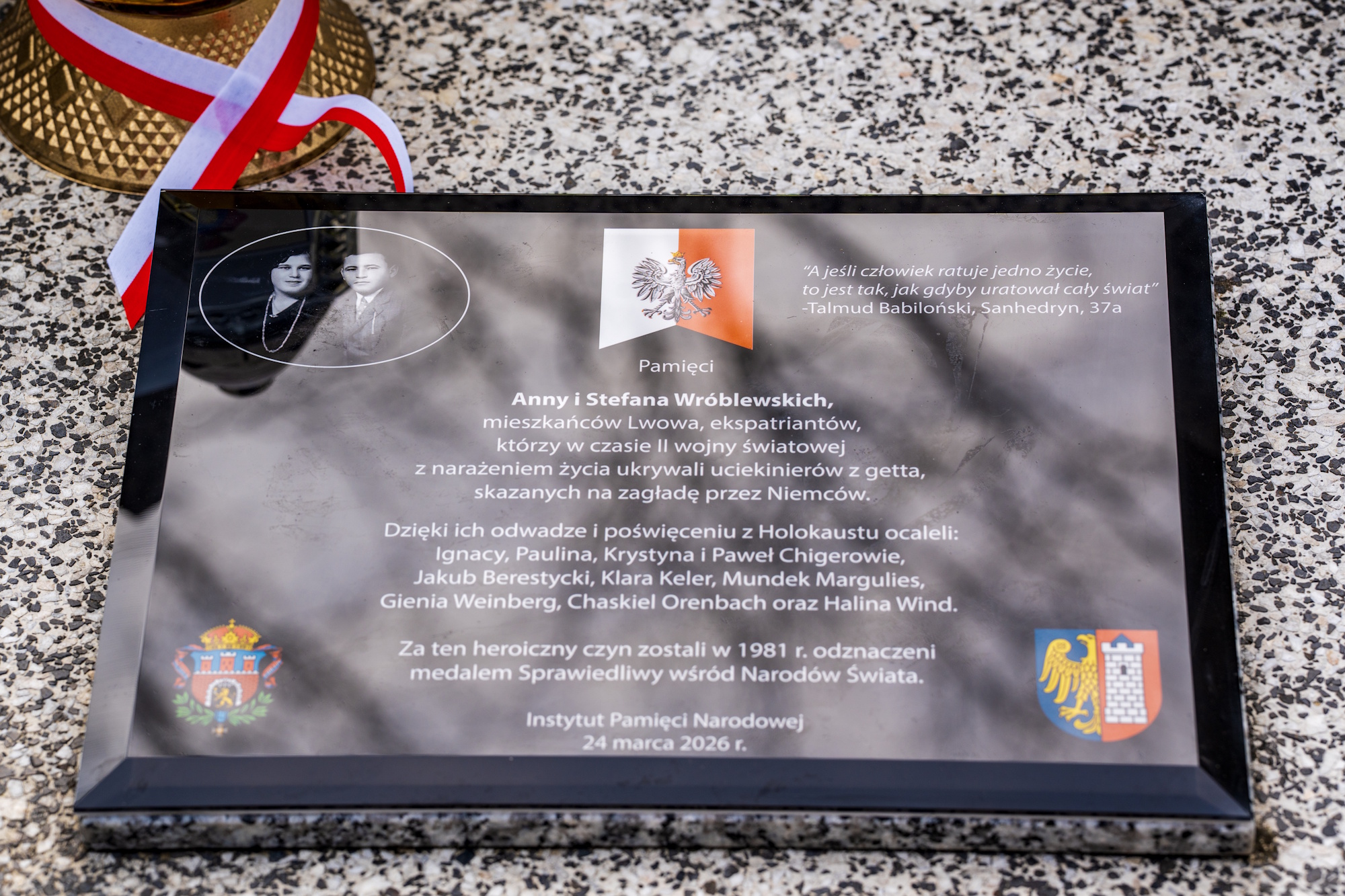 W Narodowy Dzień Pamięci Polaków ratujących Żydów pod okupacją niemiecką na cmentarzach Lipowym i Centralnym oddano cichy, pełen szacunku hołd Annie i Stefanowi Wróblewskim oraz Magdalenie i Leopoldowi Sochom