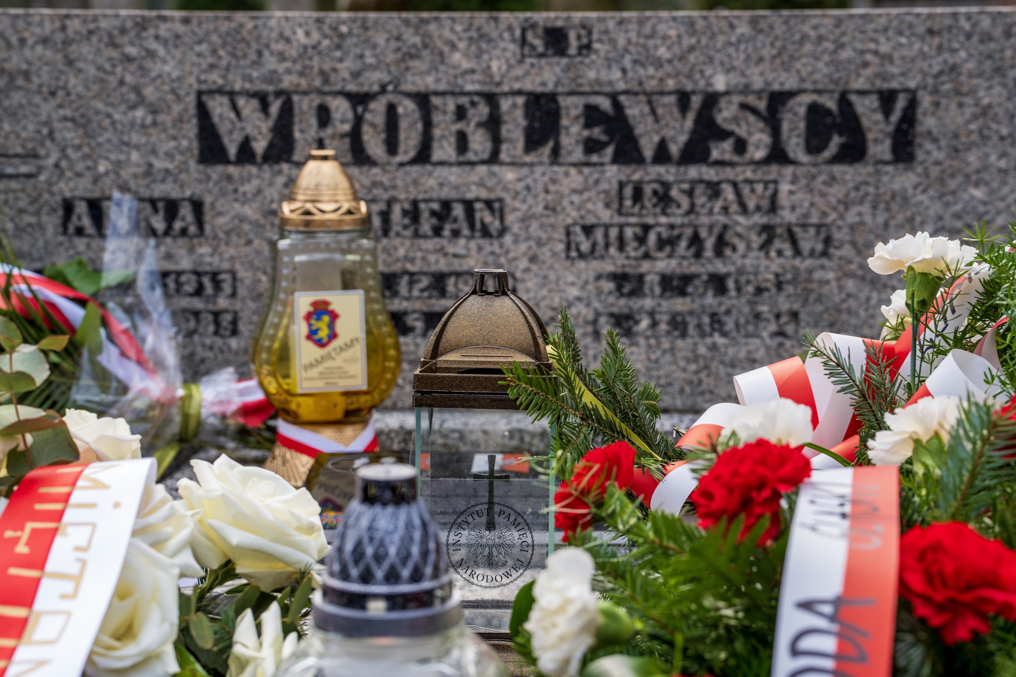 W Narodowy Dzień Pamięci Polaków ratujących Żydów pod okupacją niemiecką na cmentarzach Lipowym i Centralnym oddano cichy, pełen szacunku hołd Annie i Stefanowi Wróblewskim oraz Magdalenie i Leopoldowi Sochom