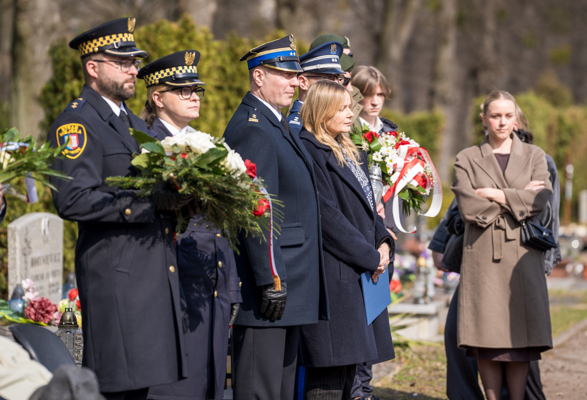 W Narodowy Dzień Pamięci Polaków ratujących Żydów pod okupacją niemiecką na cmentarzach Lipowym i Centralnym oddano cichy, pełen szacunku hołd Annie i Stefanowi Wróblewskim oraz Magdalenie i Leopoldowi Sochom