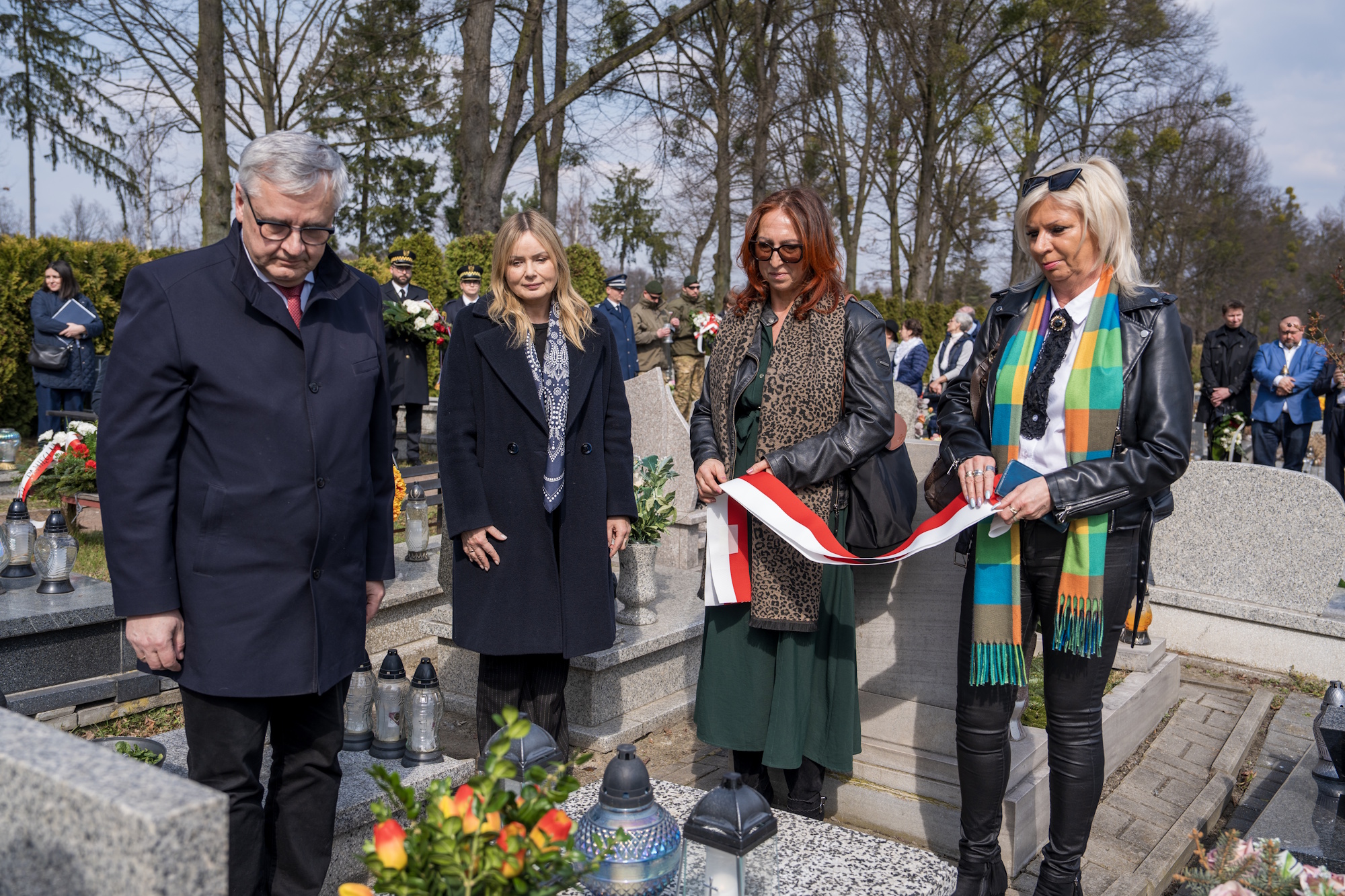 W Narodowy Dzień Pamięci Polaków ratujących Żydów pod okupacją niemiecką na cmentarzach Lipowym i Centralnym oddano cichy, pełen szacunku hołd Annie i Stefanowi Wróblewskim oraz Magdalenie i Leopoldowi Sochom