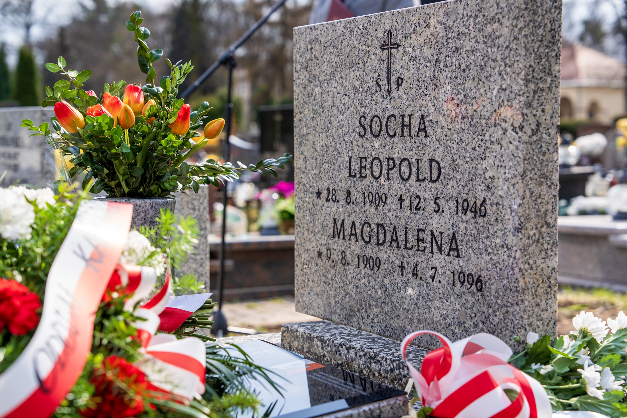 W Narodowy Dzień Pamięci Polaków ratujących Żydów pod okupacją niemiecką na cmentarzach Lipowym i Centralnym oddano cichy, pełen szacunku hołd Annie i Stefanowi Wróblewskim oraz Magdalenie i Leopoldowi Sochom