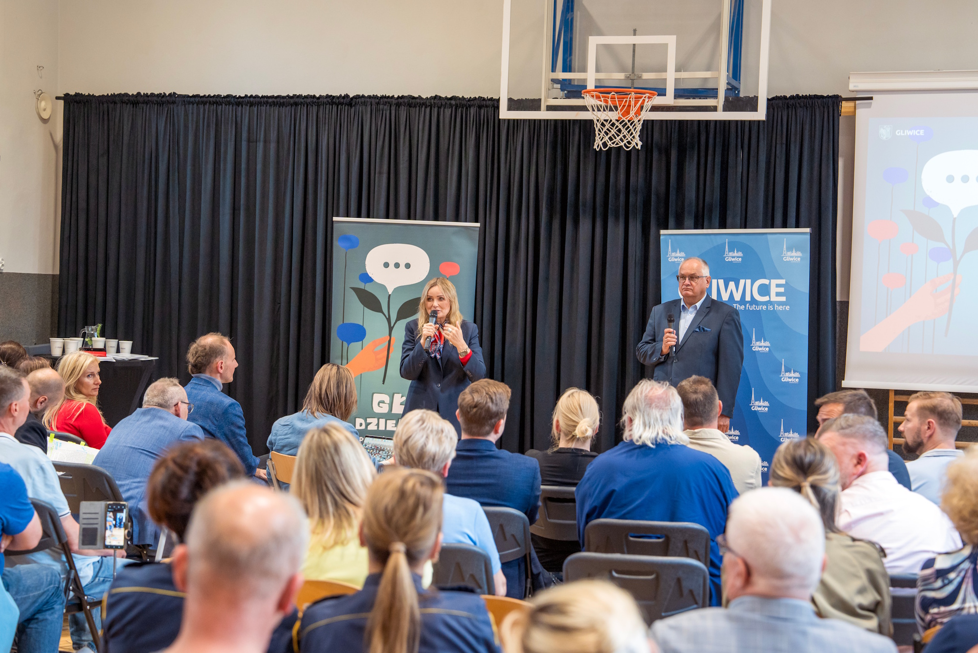 ludzie na spotkaniu z prezydent Gliwic