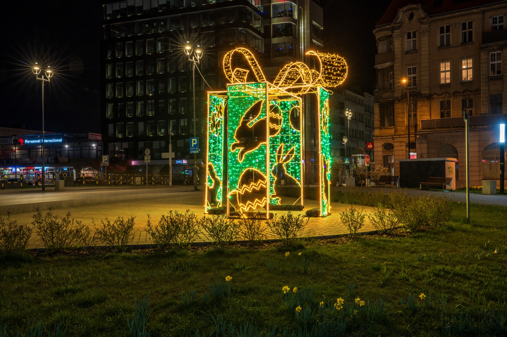 prezent ozdoba świecąca w nocy na Skwerze Europejskim