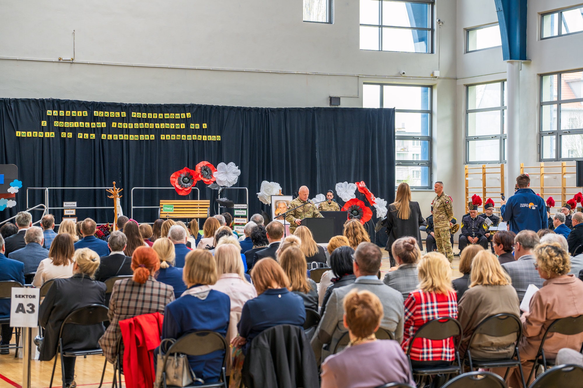 ludzie podczas akademii w szkole
