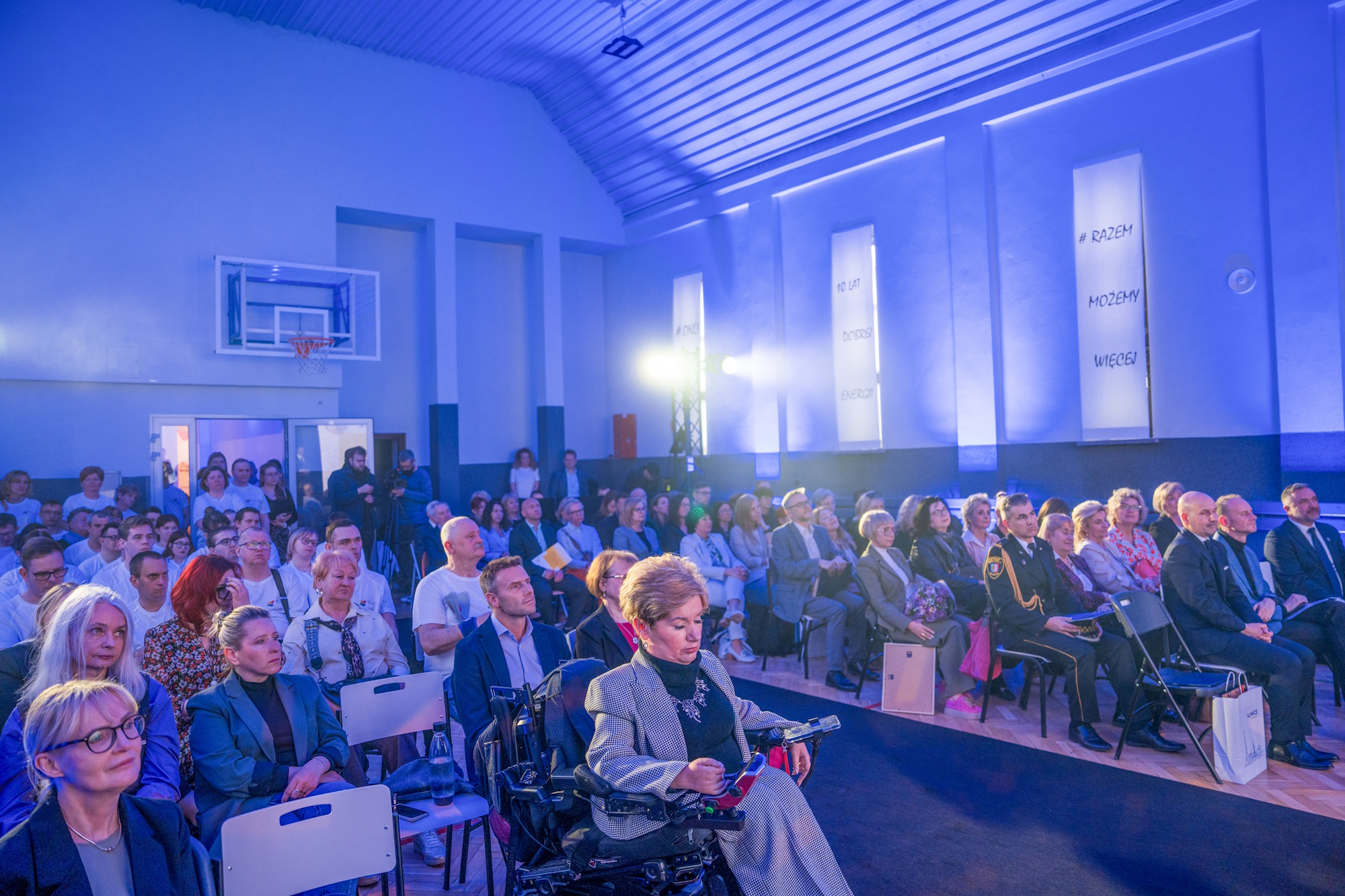 ludzie siedzący na krzesłach podczas uroczystości 10-lecia GZAZ