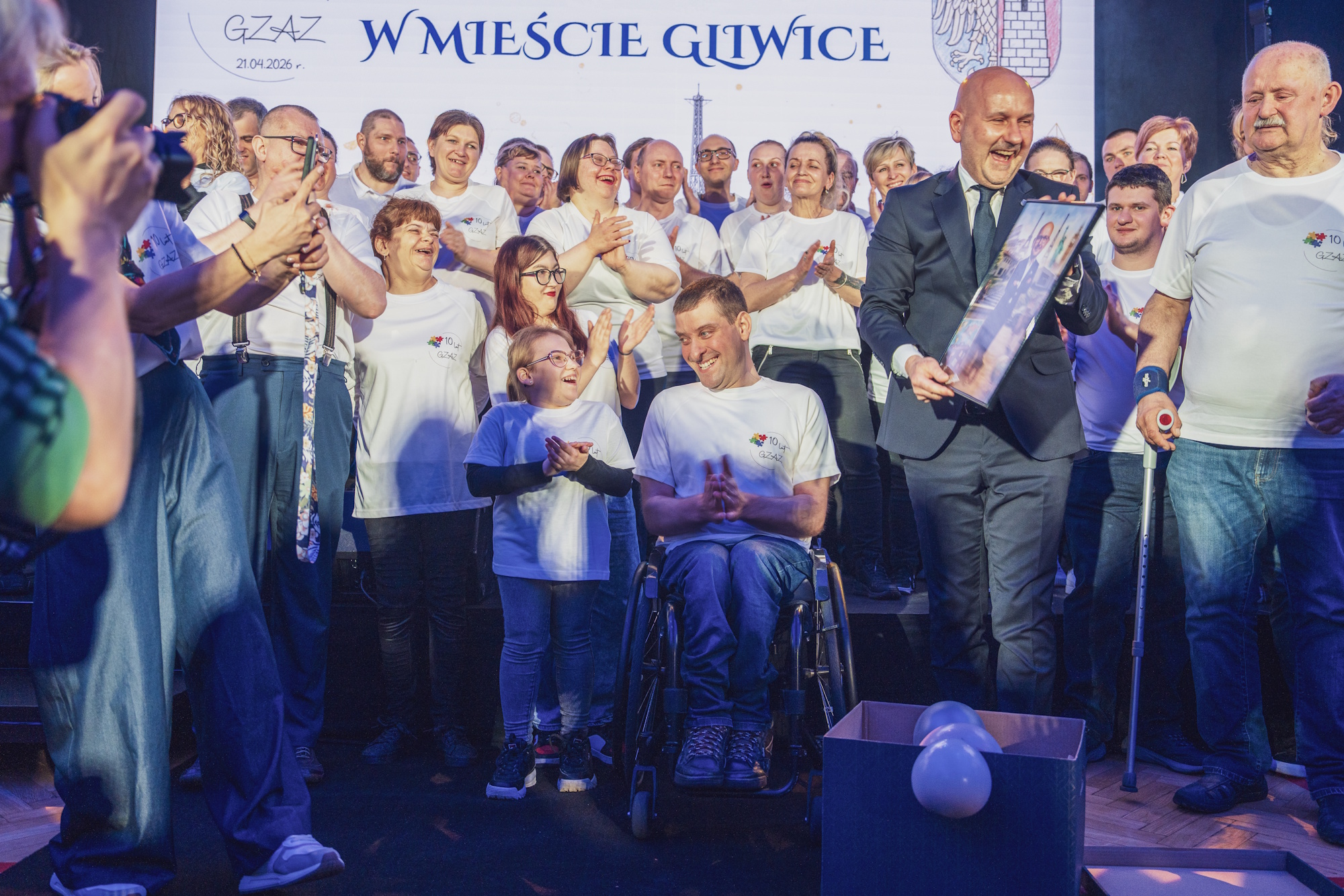 dyrektor GZAZ i osoby z niepełnosprawnościami na scenie