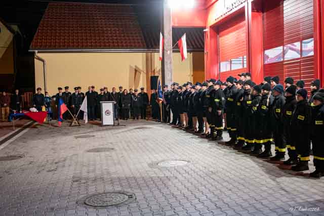 strażacy i cywile na placu apelowym