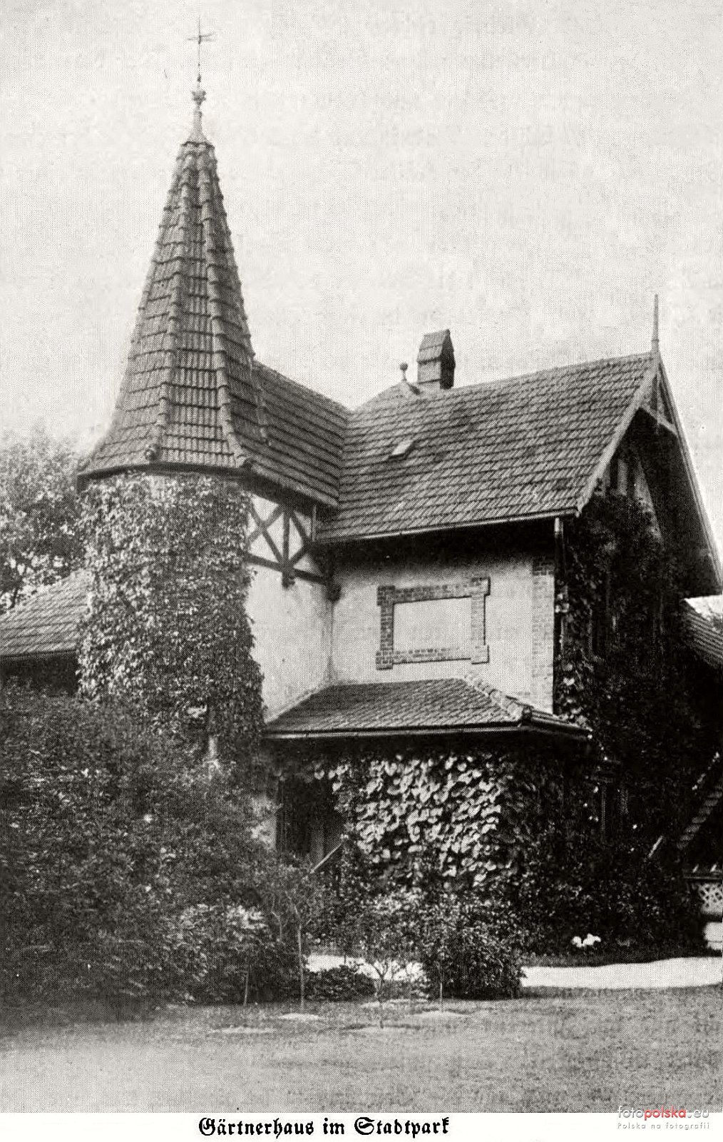 Domek ogrodnika na starej fotografii