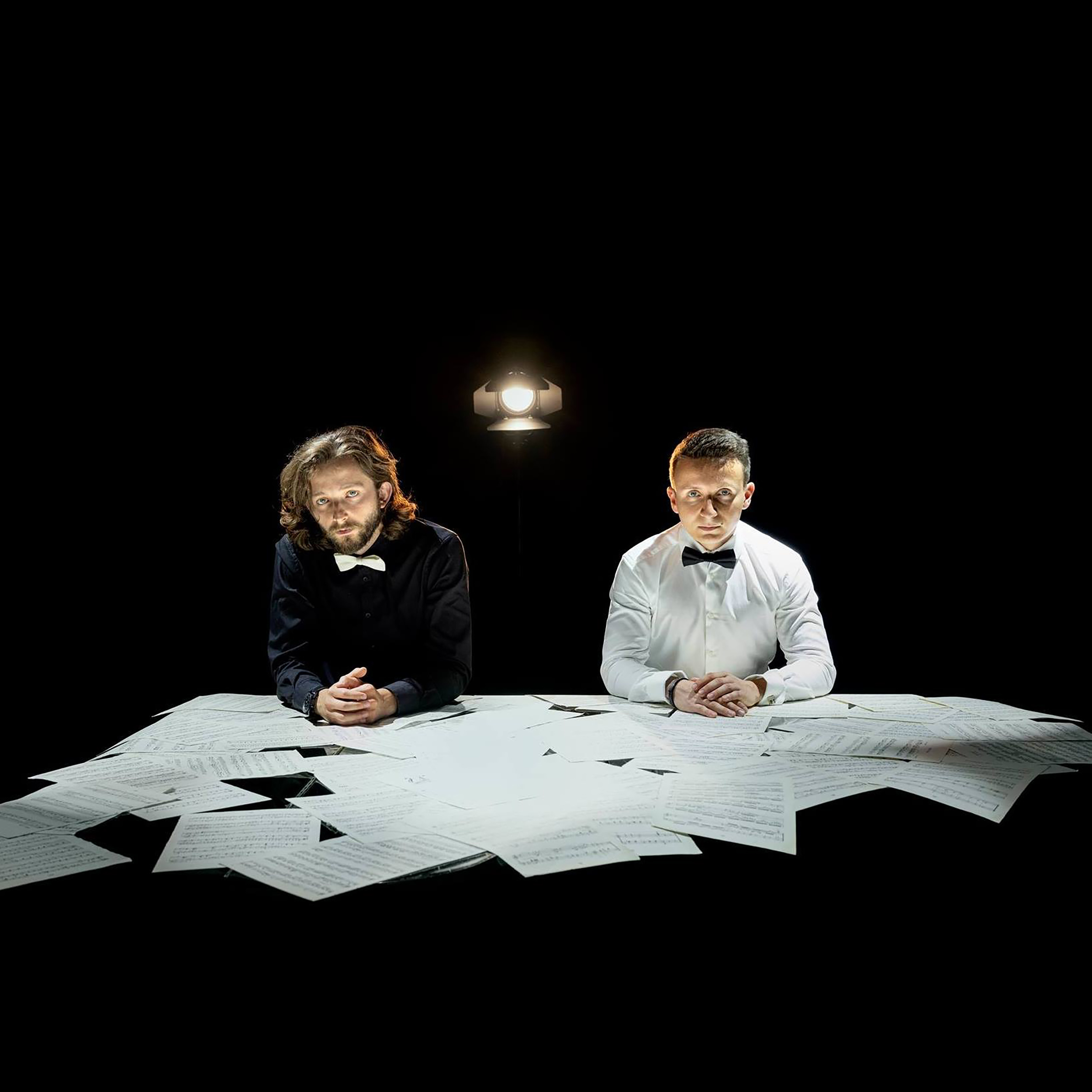 Dombrova Piano Duo – duet pianistów wykonujących utwory na cztery ręce. Łukasz Szubski i Krzysztof Włodarczyk przy fortepianie