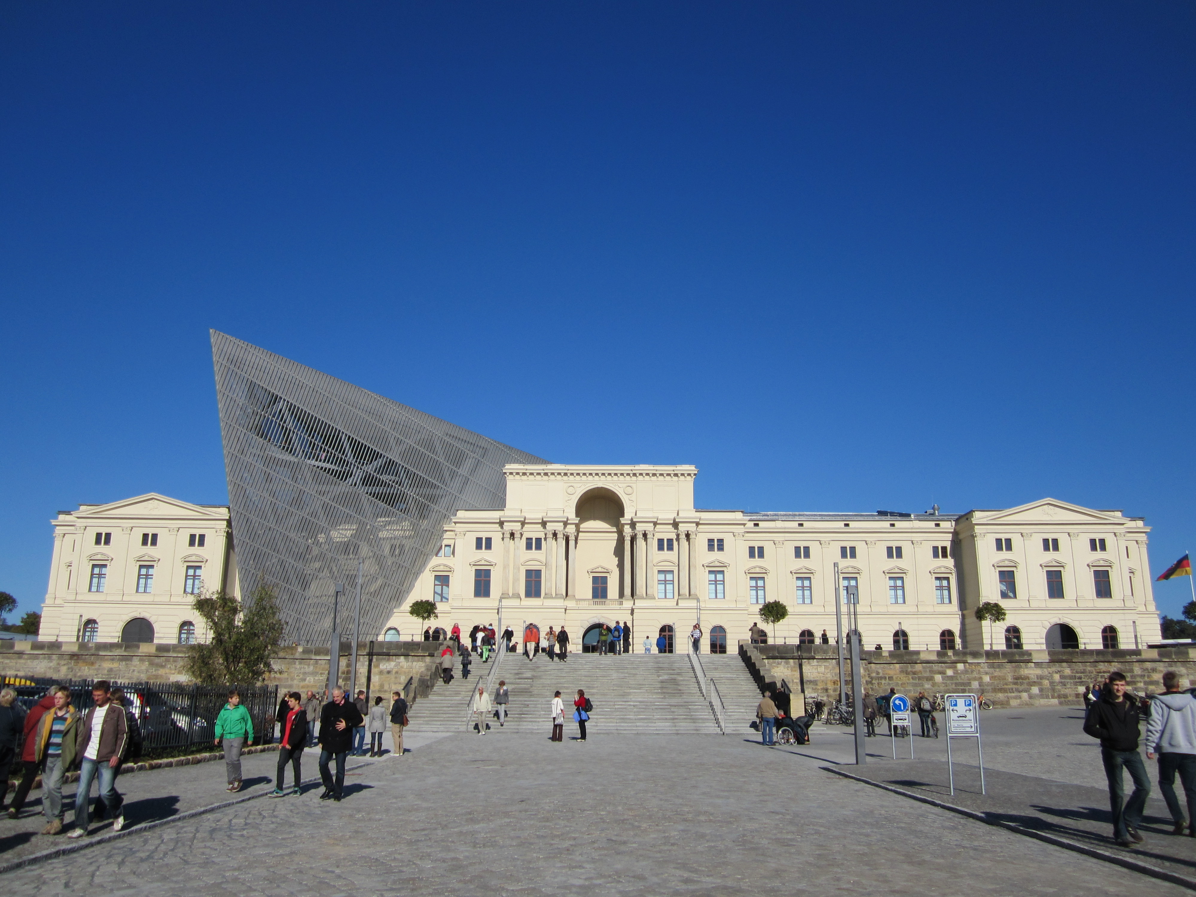 Bryła Muzeum Wojskowo-Historycznego w Dreźnie, przebudowana przez Daniela Libeskinda
