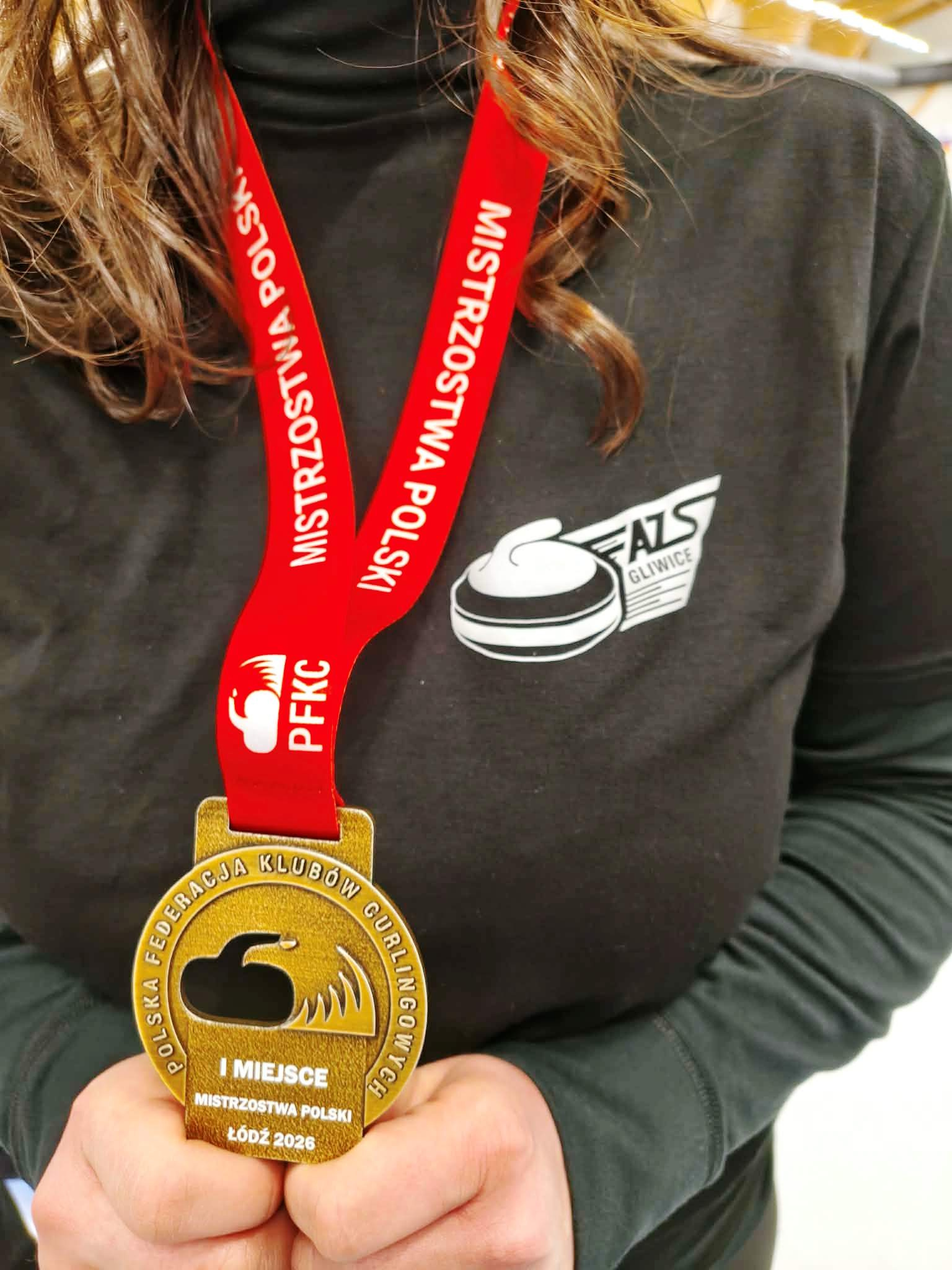 Złoty medal na szyi jednej z zawodniczek