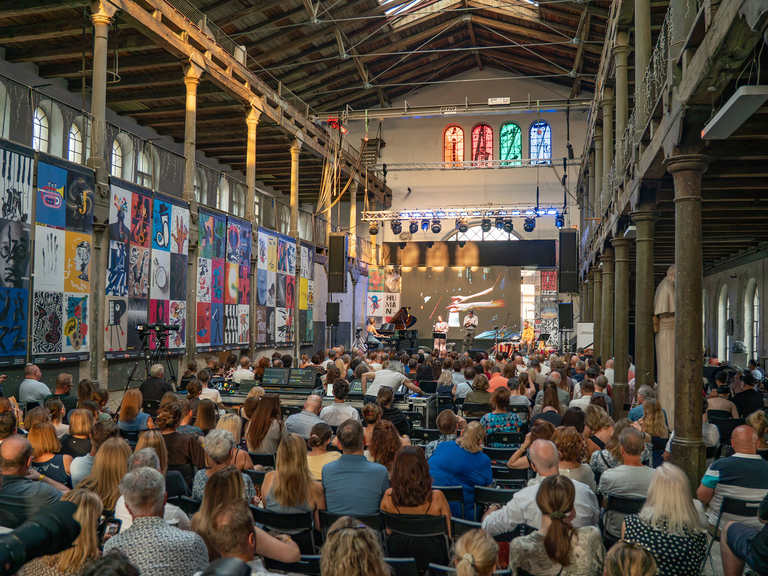 występujący na scenie Festiwalu Jazz w Ruinach i publiczność
