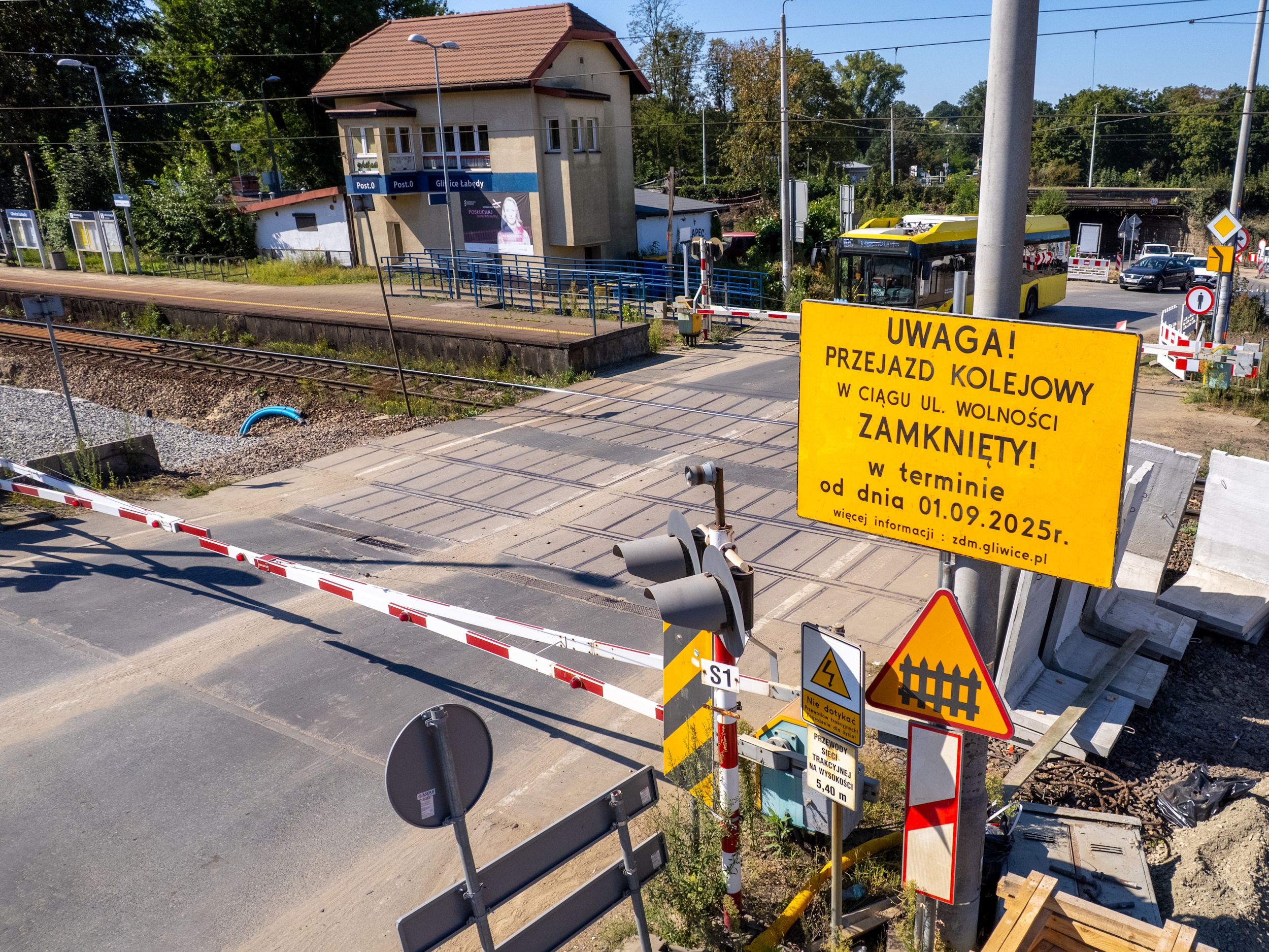 Zdjęcie przejazdu kolejowego z tablicą informującą o planowanym zamknięciu 
