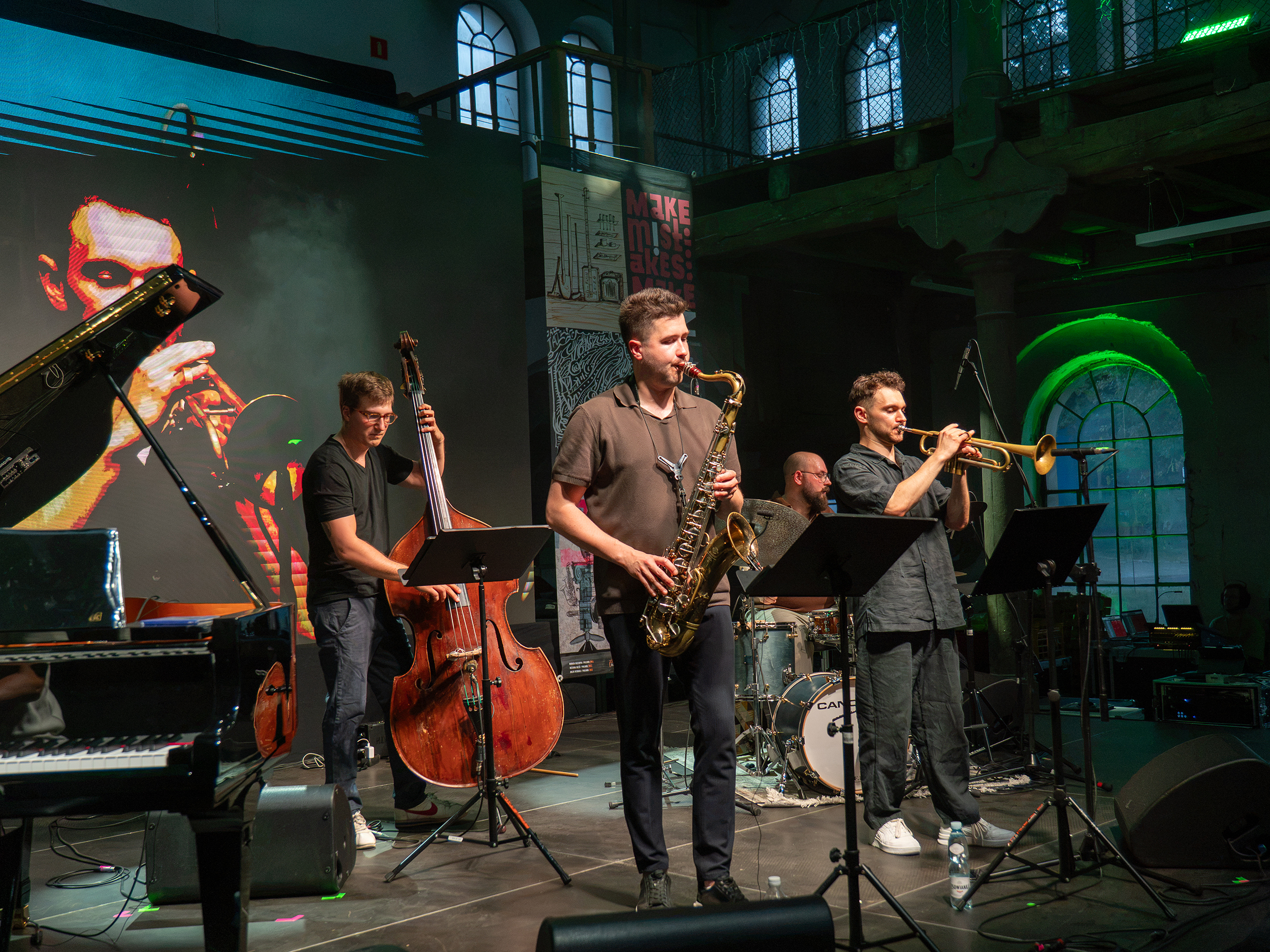 występujący na scenie Festiwalu Jazz w Ruinach