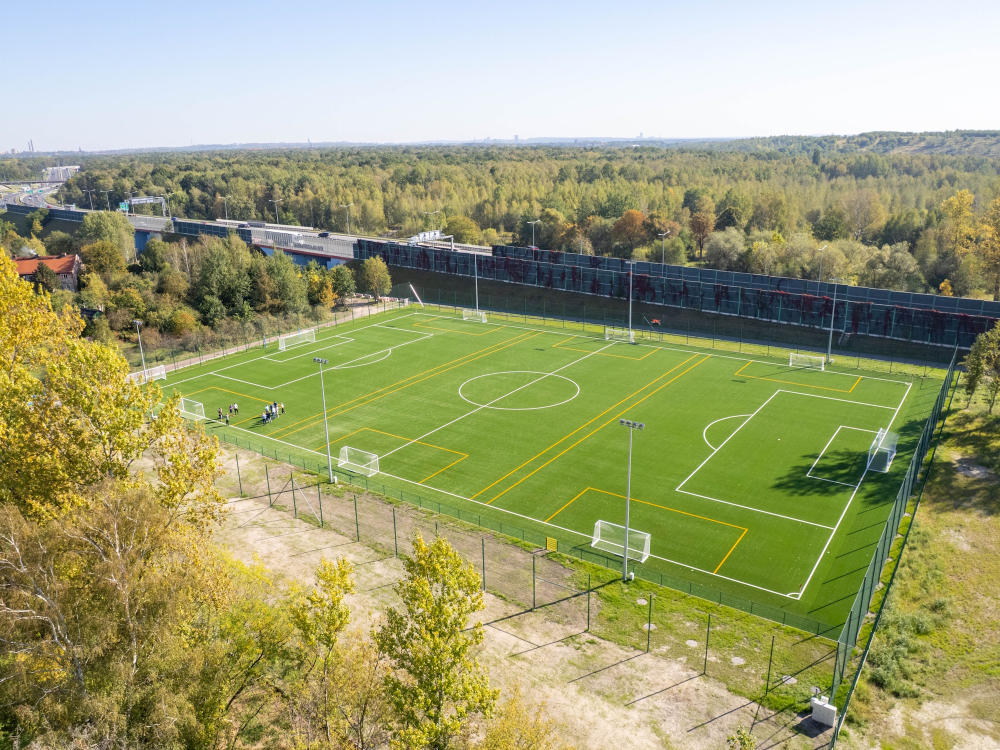 Nowe, certyfikowane przez UEFA boisko piłkarskie ze sztuczną murawą przy ul. Wiślanej przeszło odbiór końcowy i jest już dostępne dla użytkowników. 