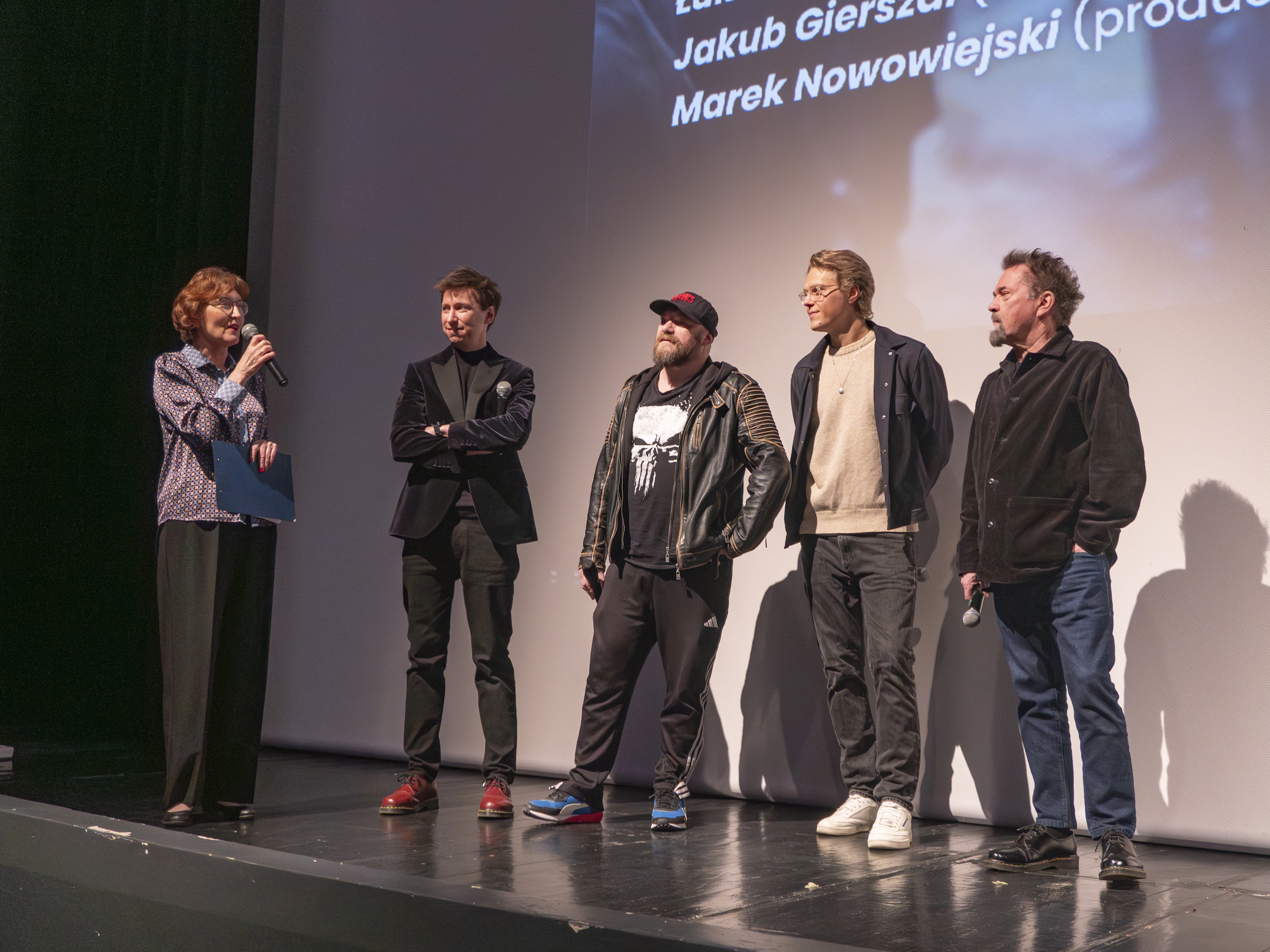 Twórcy filmu "Pojedynek" stojący na scenie Kina Amok