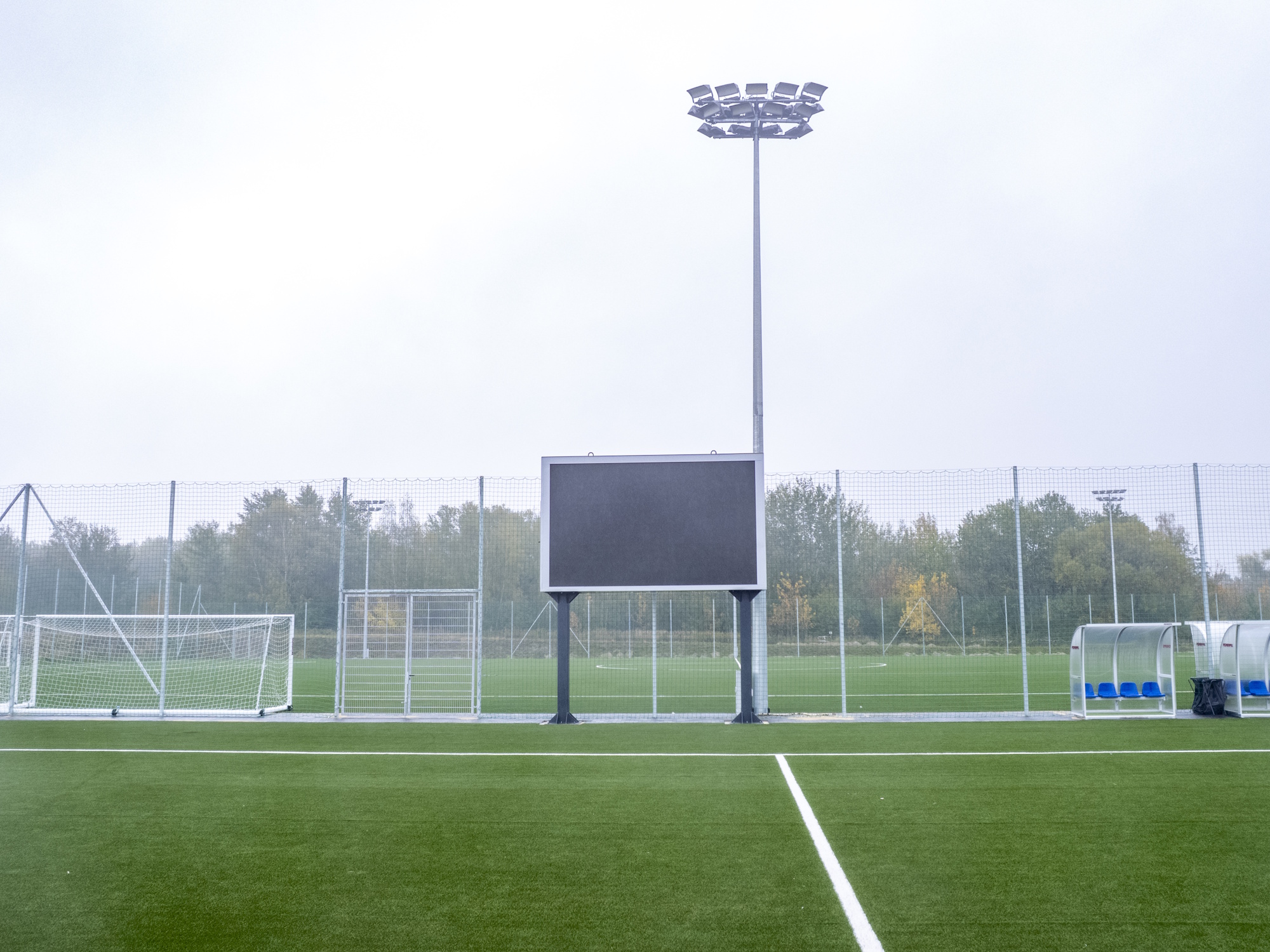 Kompleks sportowy z dwoma gotowymi już boiskami ze sztuczną murawą przy ul. Jagodowej jest rozbudowywany o szatnie, trybunę, oświetlenie, telebim i nagłośnienie oraz dodatkowe miejsca postojowe. 