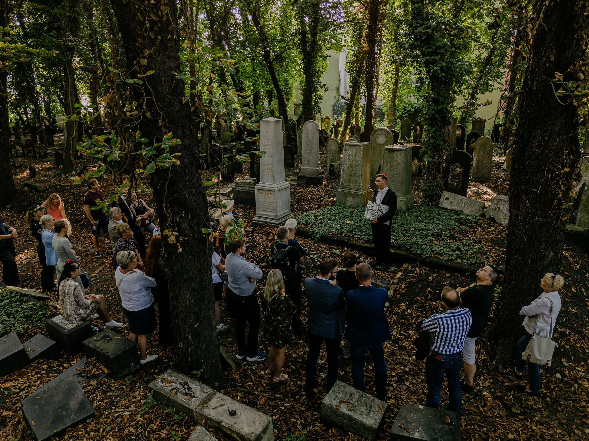 Uczestnicy spaceru na starym cmentarzu żydowskim