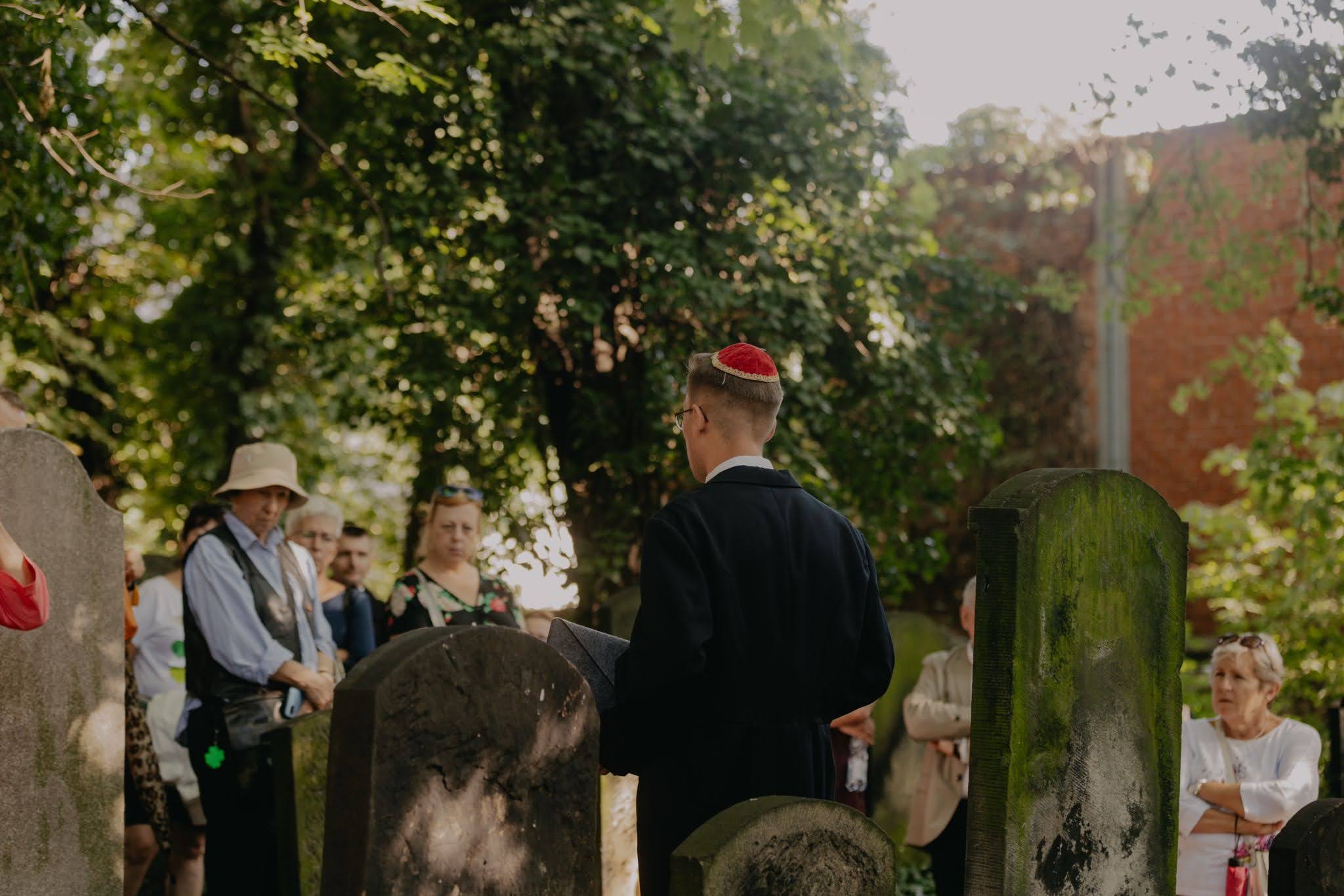 Seweryn Botor opowiadający o starym cmentarzu żydowskim