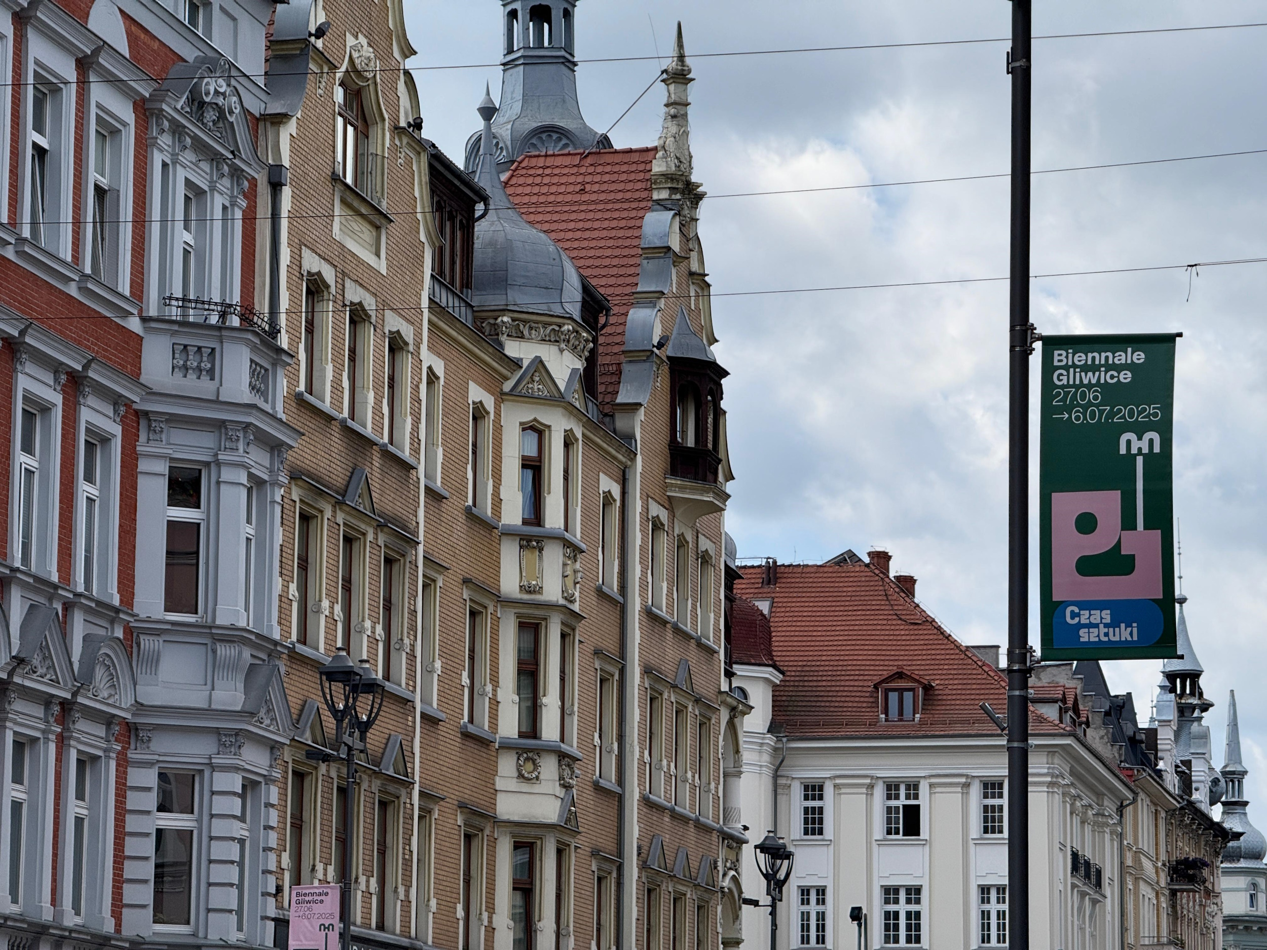 Plakat Biennale Gliwice na ul. Zwycięstwa