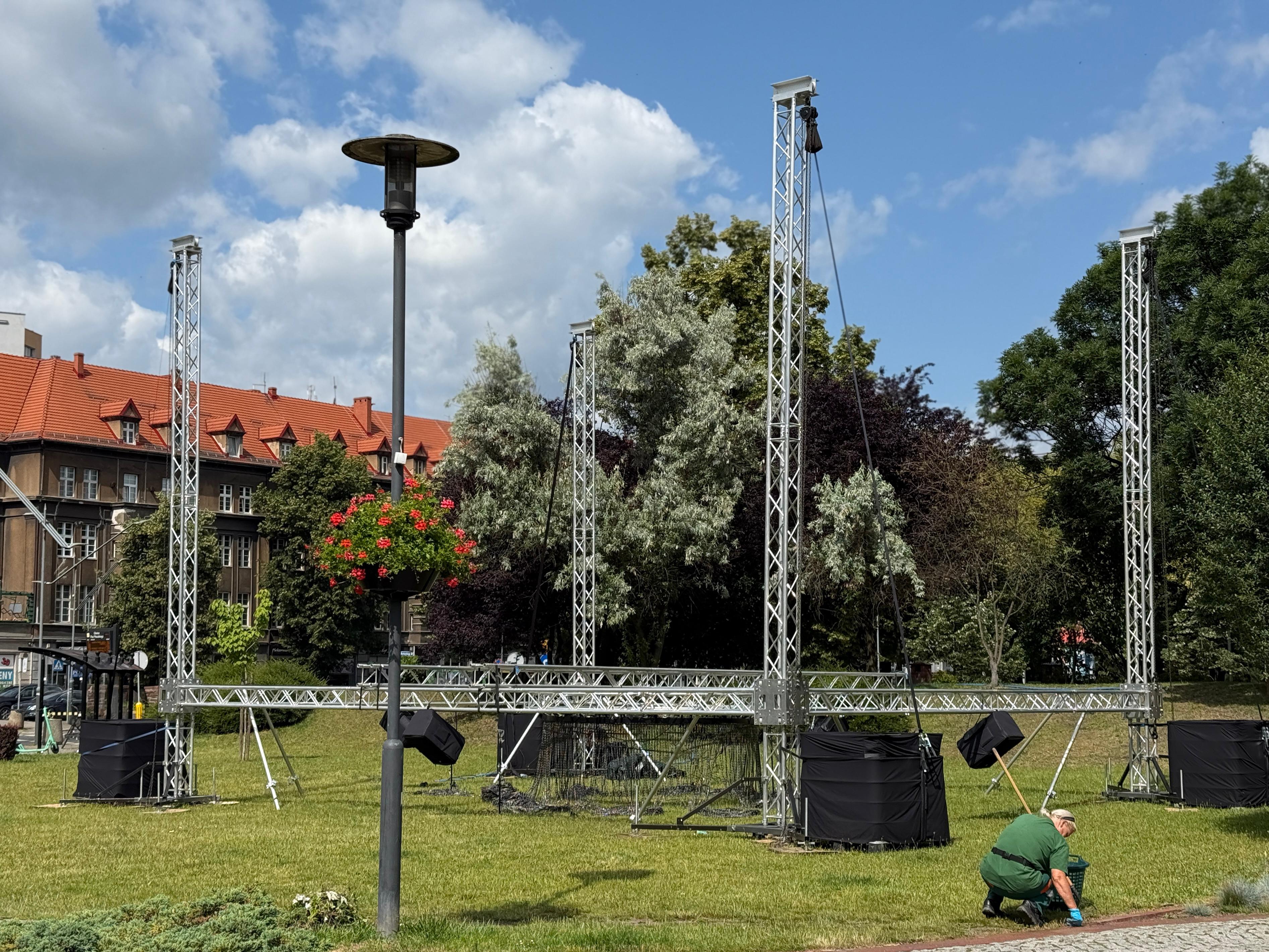 Montaż instalacji na skwerze Doncaster