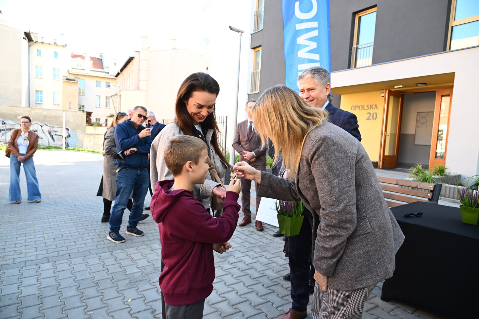 Najemcy 16 mieszkań komunalnych przy ul. Opolskiej 20 odebrali dziś klucze do swoich „m”