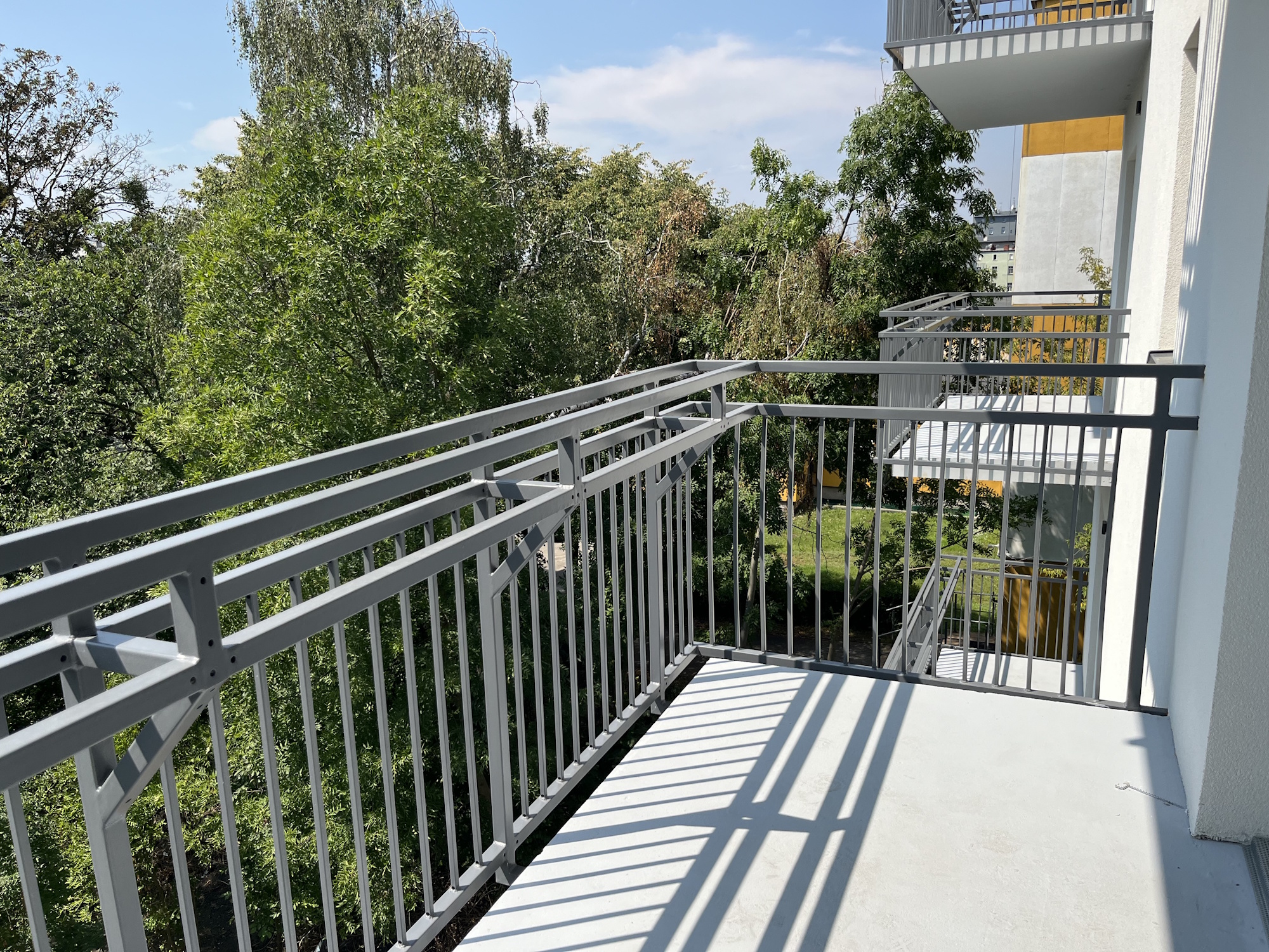 Balkon z widokiem na zieleń