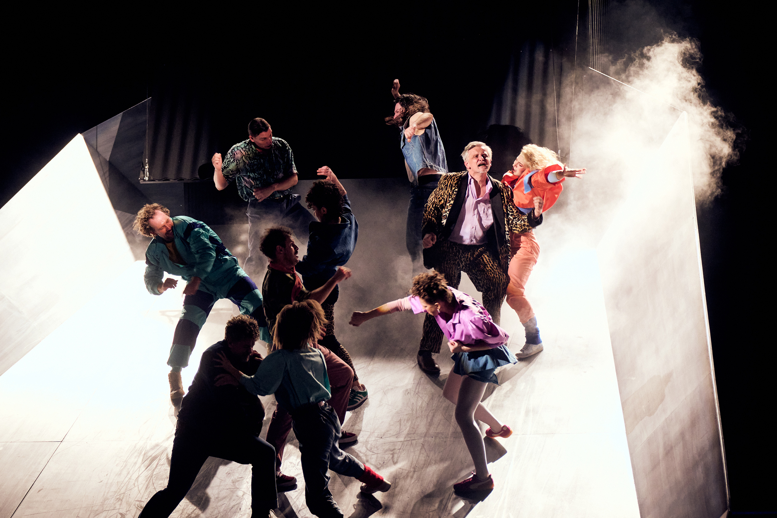 aktorzy na scenie Teatru w Gliwicach podczas spektaktlu "Ludzie bezdomni"