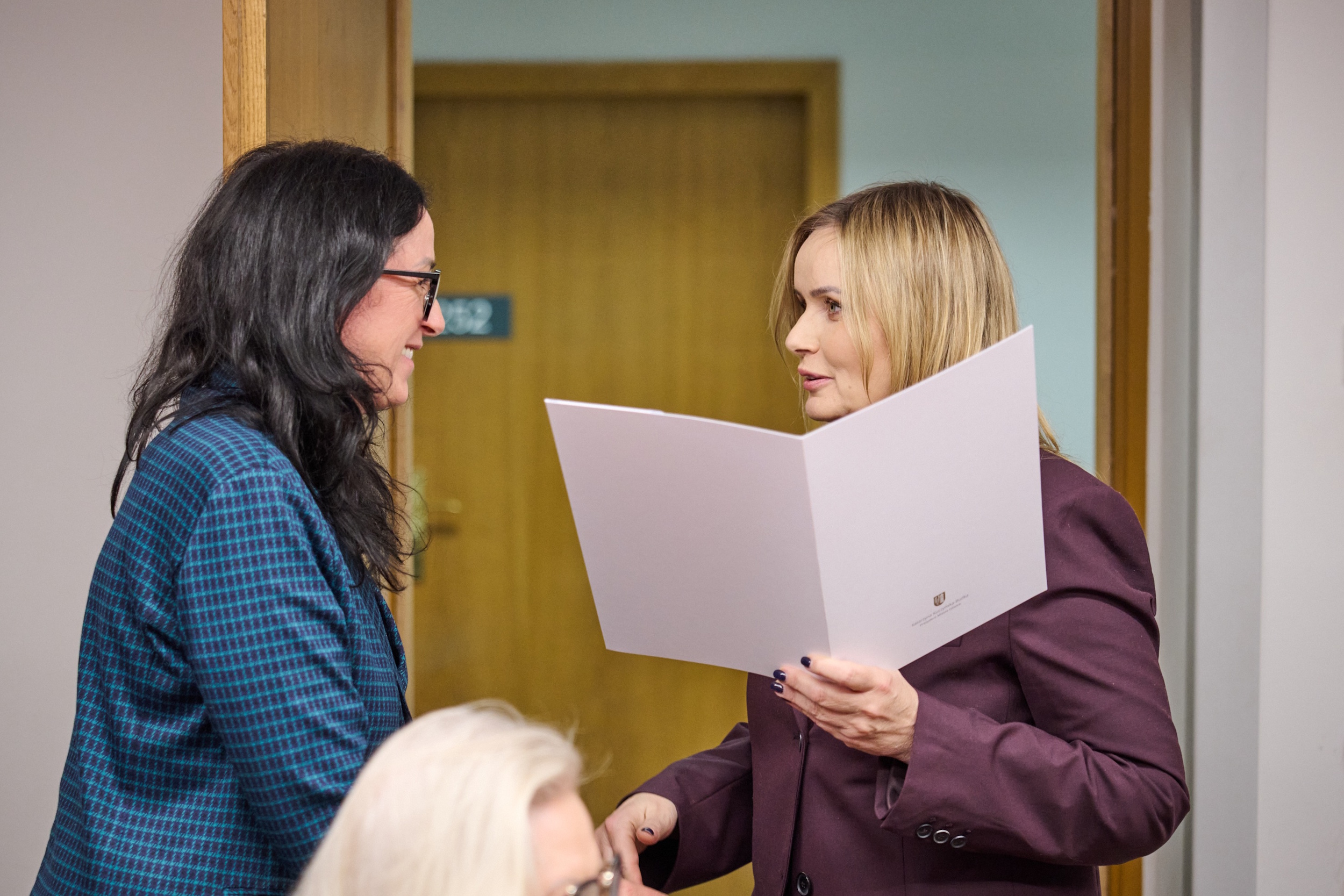 Prezydent wręczająca powołanie